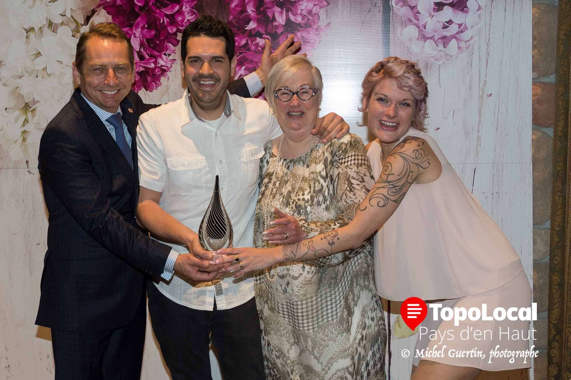 Catégorie restaurants et Bars, C'est Bruno Léger, propriétaire de Recto-Verso restaurant-traiteur, qui a recu son prix des mains de Guy Vandenhove, Monique Meilleur-Viau et Karine Poirier