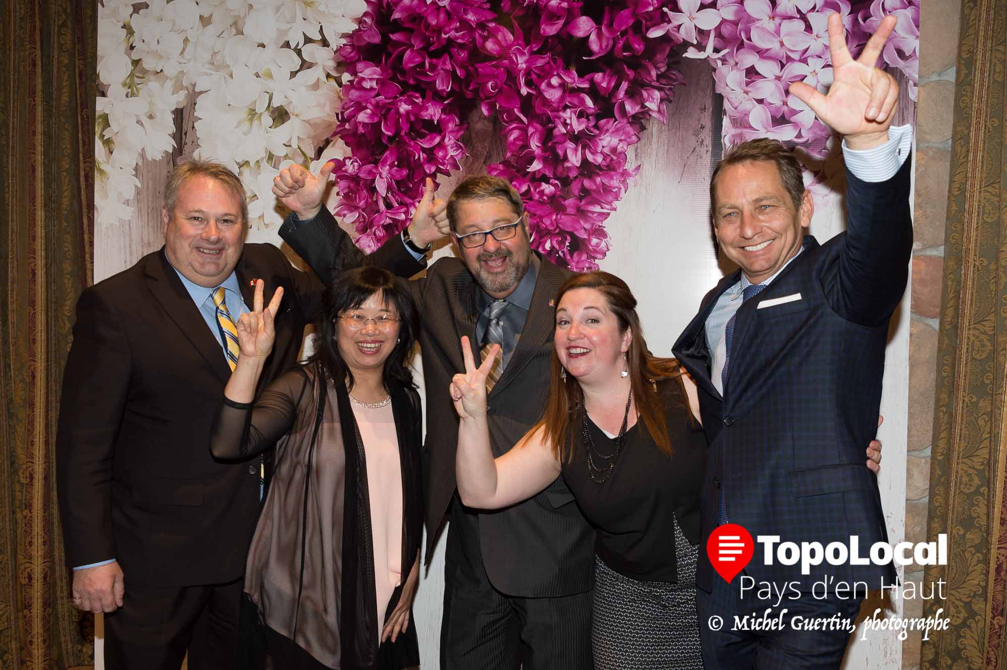 La vente de ballons permettra cette année à Pierre Morabito de passer deux semaines en Chine, toutes dépenses payées. Il est entouré de Jean Schiettekate, Krista Guo, Virginie Larouche et Guy Vandenhove.