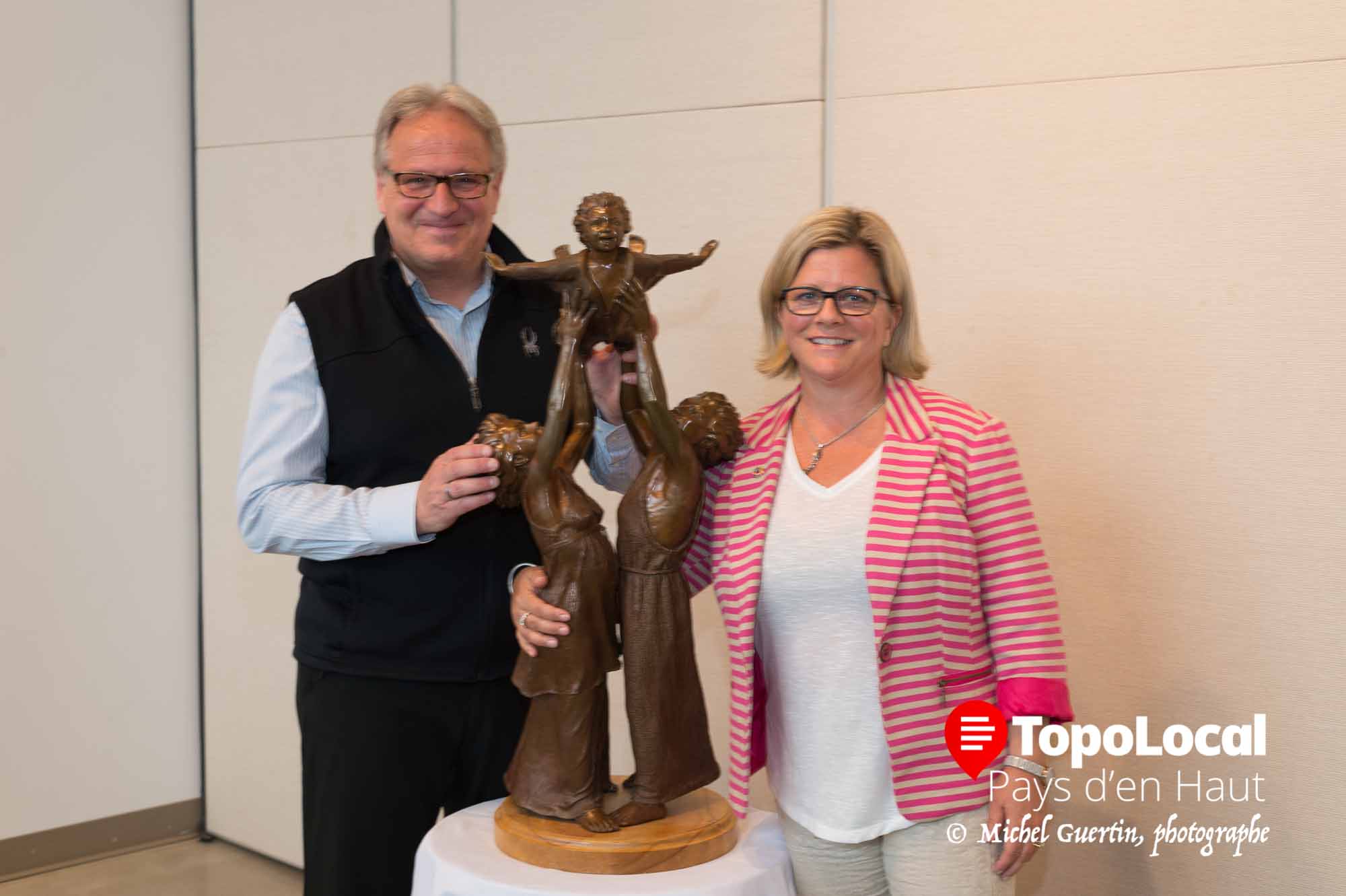 La saison culturelle est lancée à Sainte-Adèle te le tout débutera avec une exposition de sculptures à la place des citoyens qui débutera le 3 juin prochain pour se terminer le 5 juin. Sur place il y aura plus de 400 oeuvres et des sculpteurs en action. Sur la photo, Christian Nadeau, directeur des loisirs et Diane De Passillé, conseillère à la ville en charge de la culture posent devant un exemple qui sera sur place mais grandeur nature, ce qui devrait faire plus de 12 pieds de haut.