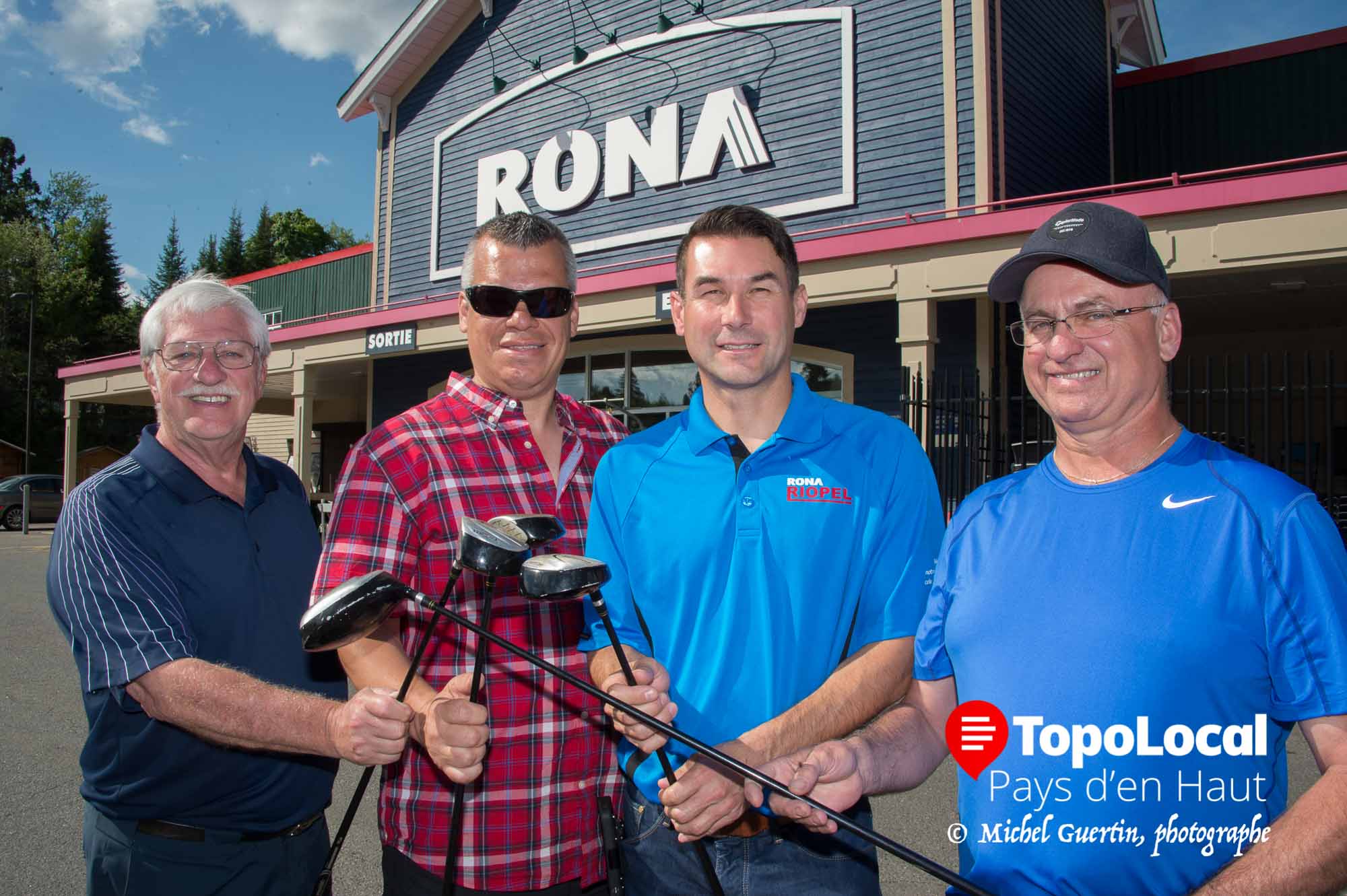 C'est Martin Riopel, co-propriétaire de Rona Riopel qui assumera la présidence d'honneur du prochain tournoi de golf su Club Optimiste de Sainte-Adèle, qui se tiendra au Club de golf La Vallée de Sainte-Adèle le 16 oaût prochain. Sur la photo il est entouréde membres organisateurs du tournoi soient: André Gagnon, Pascal Buda et Jean-Paul Sauriol. Rappelons que l'an dernier ce tournoi a affiché complet très rapidement. alors ne tarez pas à vous y inscrire.