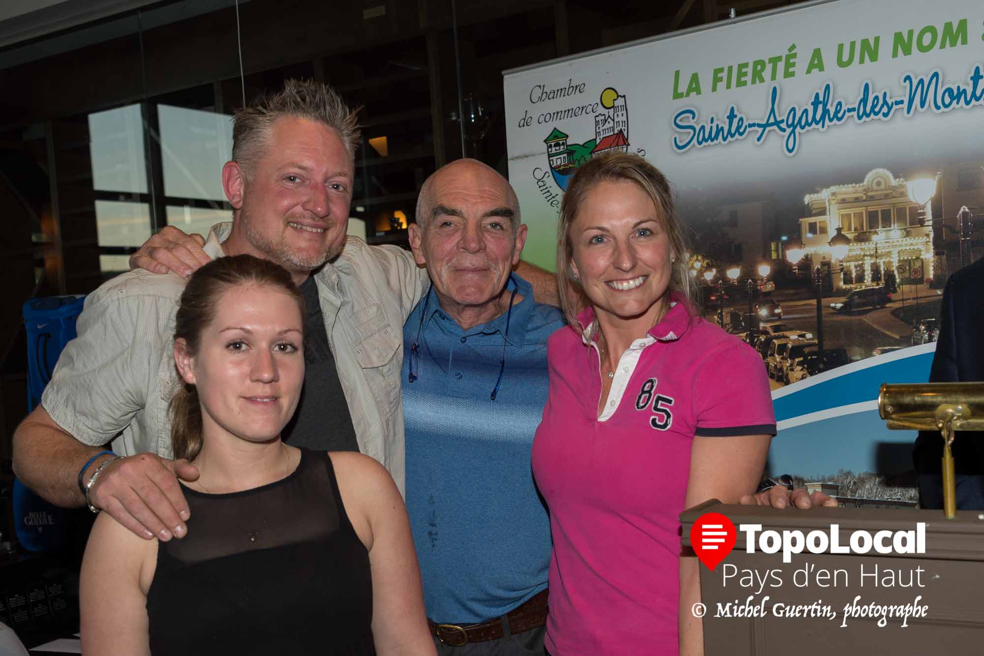 Le quatuor le plus honnête fut celui du Marché Martin Bouchard. valérie Cuerrier, Justin Martin et Pierre Patry on reçu leur prix des mains de Sonia Giguère de la Chambre de Commerce. Absent lors de la prise de photo: Michaël Desjardins.