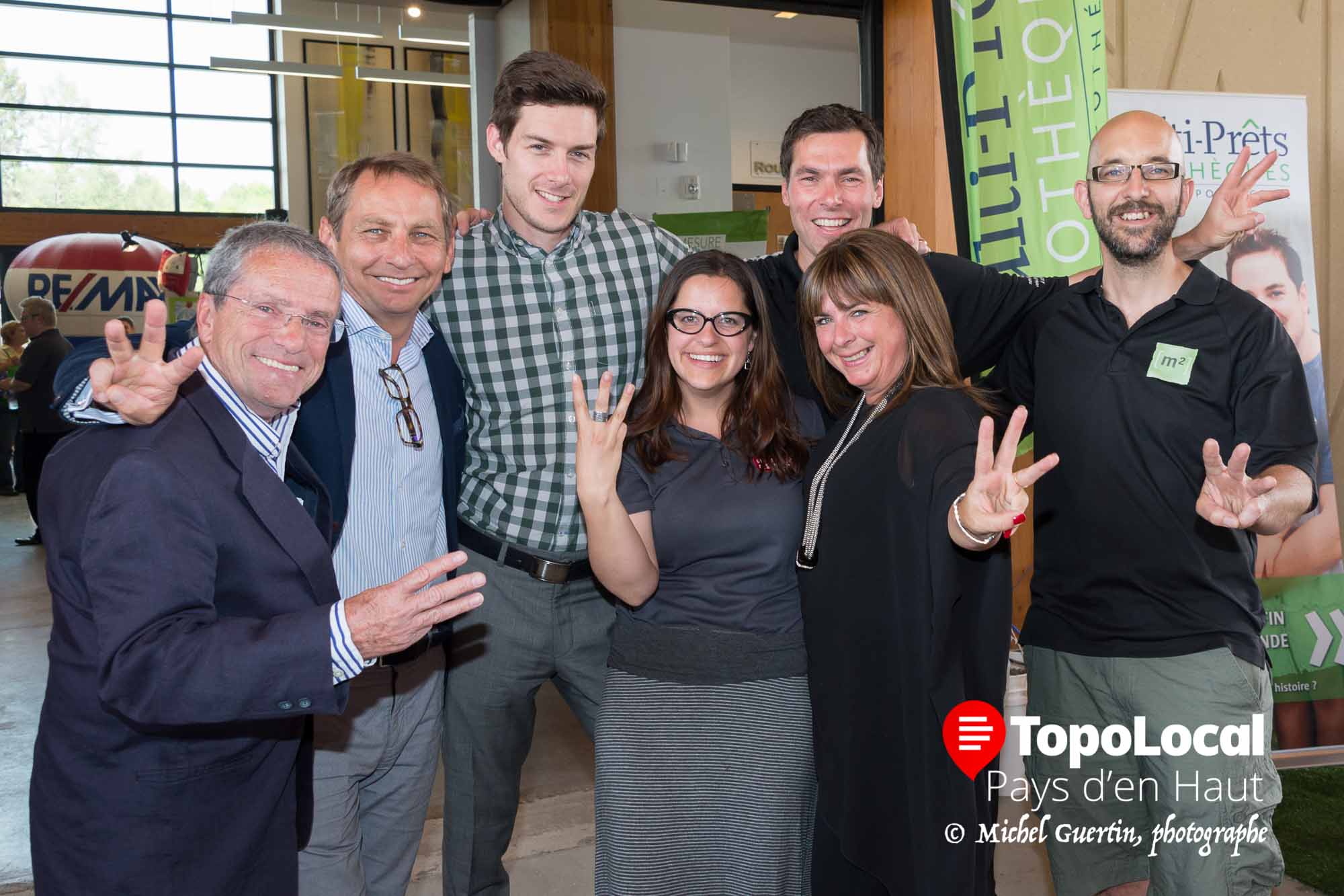 En fin de semaine dernière avait lieu le troisième salon de l'immobilier et de l'aménagement extérieur de Sainte-Adèle. Sur cette photo du lancement de l'événement on reconnaît:Robert Lagacé, conseiller municipal à Sainte-Adèle, Guy Vandenhove, président de la Chambre de commerce, Sébastien Voizard, notaire, Émilie Goyer, coordonnatrice à la Chambre de commerce, François Riopel, présentateur de l'événement, France Nadeau de Multi-Prêt Hypothèques et Philippe Malette de M2 Domotique.