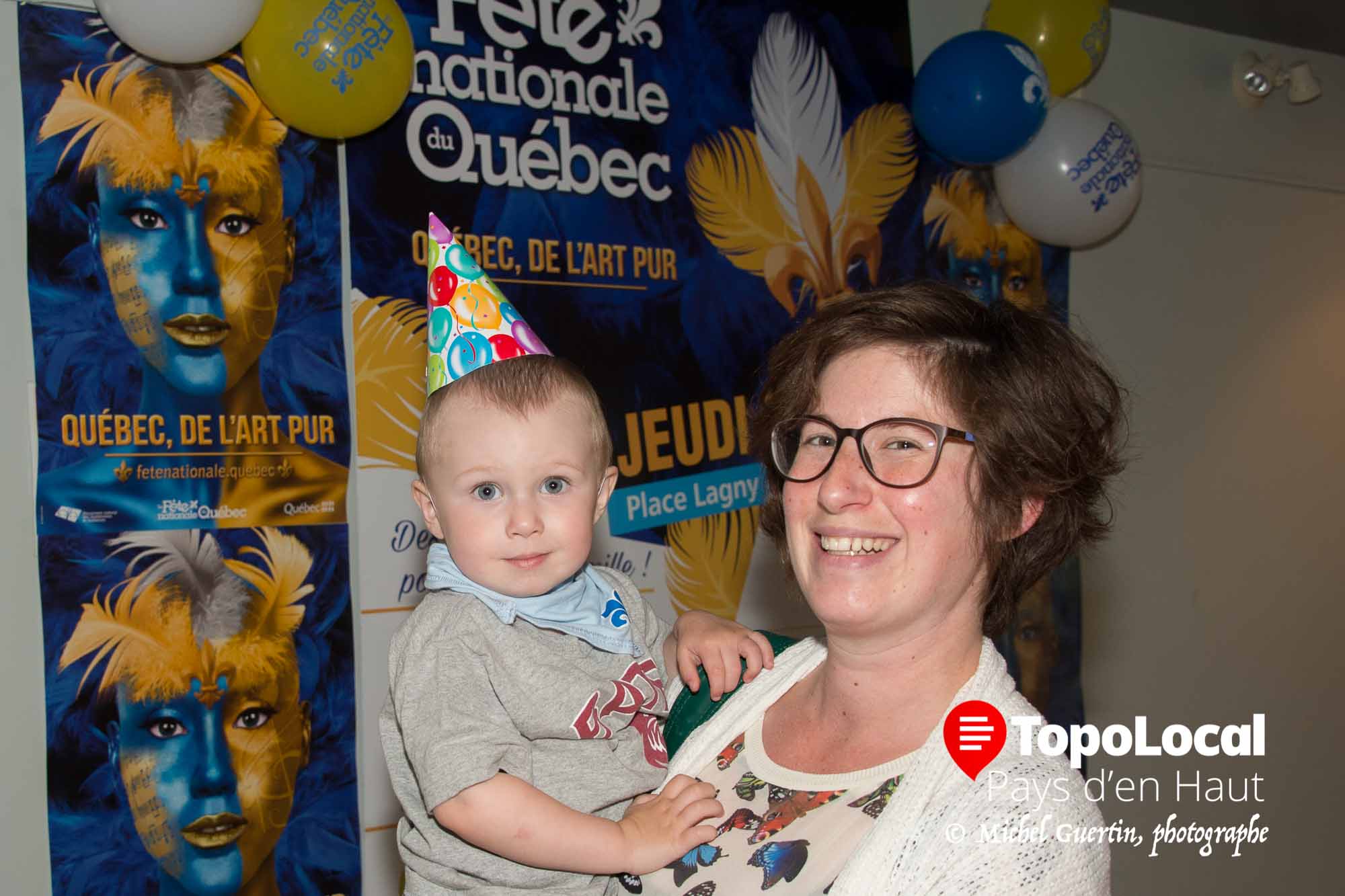 le jeune Christophe, 2 ans, était déjà prêt à la fête alors qu'il accompagnait sa maman Valérie à la conférence de presse pour la programmation de la Fête nationale du Québec.