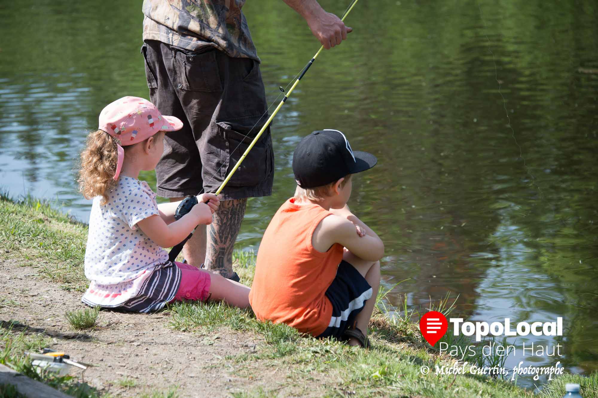 Pour plusieurs jeunes c'était normal d'attendre patiemment que la truite s'attaque à leur ligne. Ils en ont de la patience.
