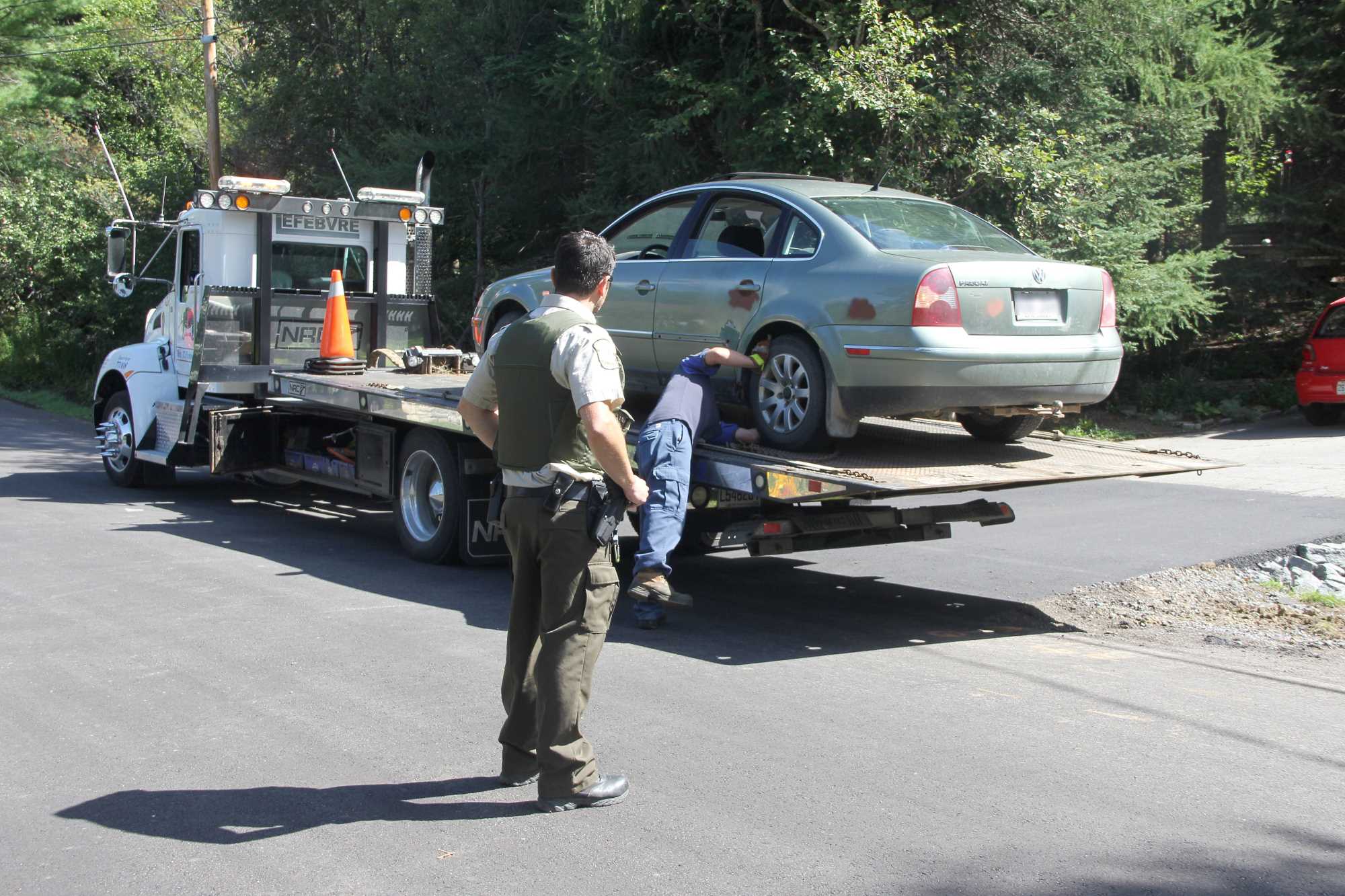 auto-des-suspects-arretes-plus-loin-sur-la-rue-du-domaine-img_3370