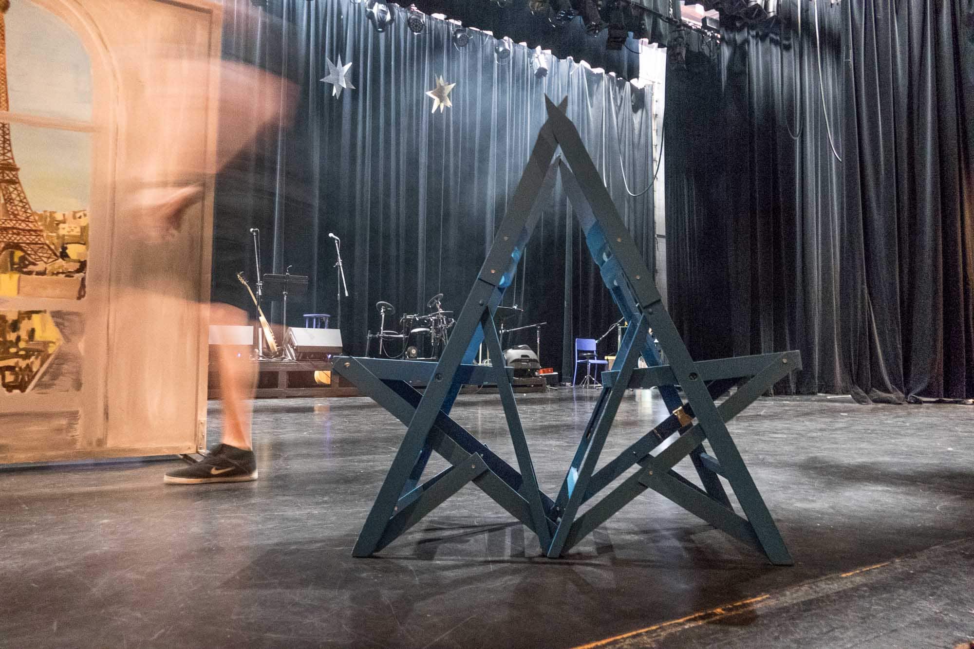 Deux «chaises musicales» sur la scène de la salle André-Prévost à l'École polyvalente Saint-Jérôme.