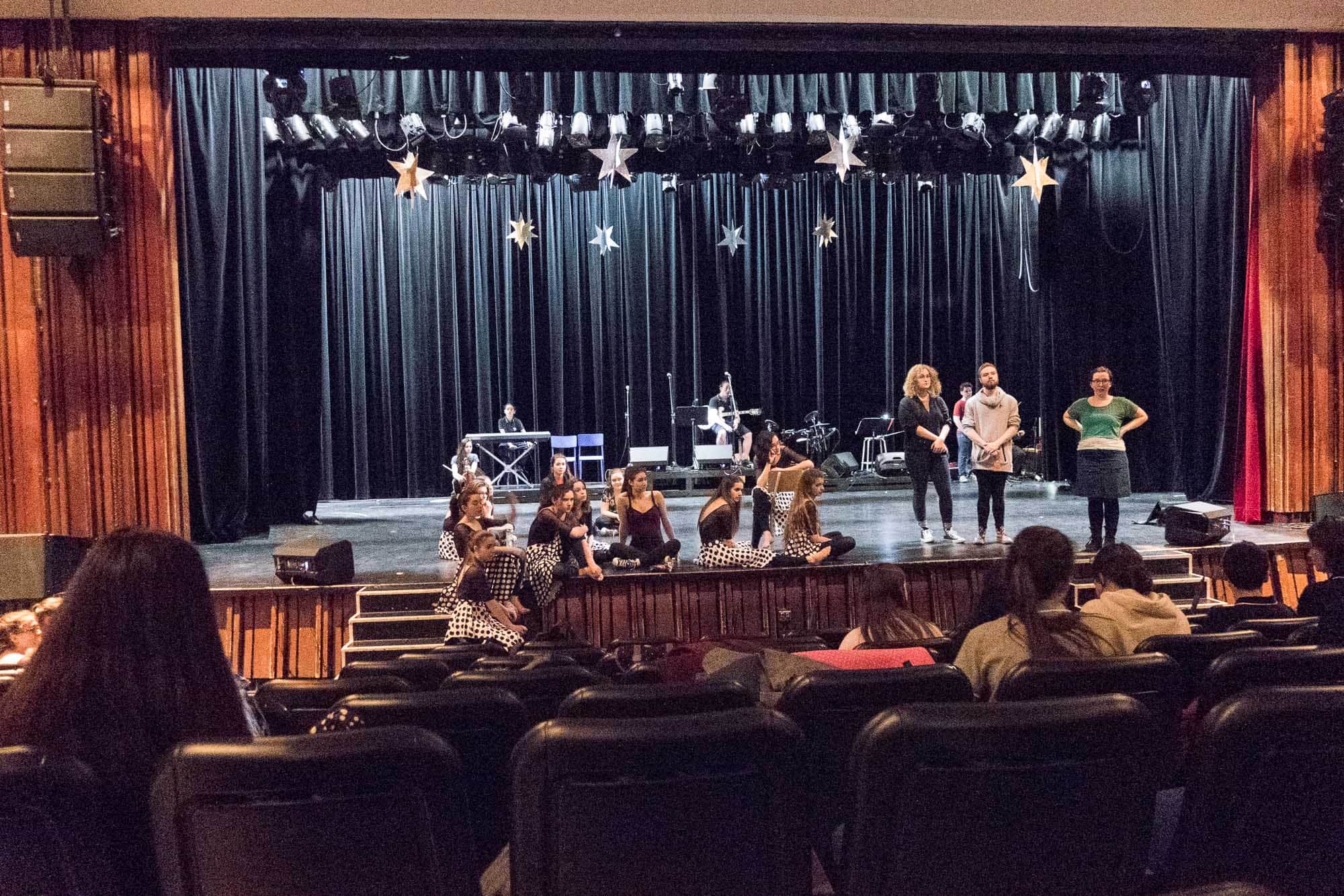 Après six mois de préparation, on apporte la dernière touche à la comédie musicale Mademoiselle Bonsoir, à la salle André-Prévost de l'École polyvalente de Saint-Jérôme, le 10 avril 2017.