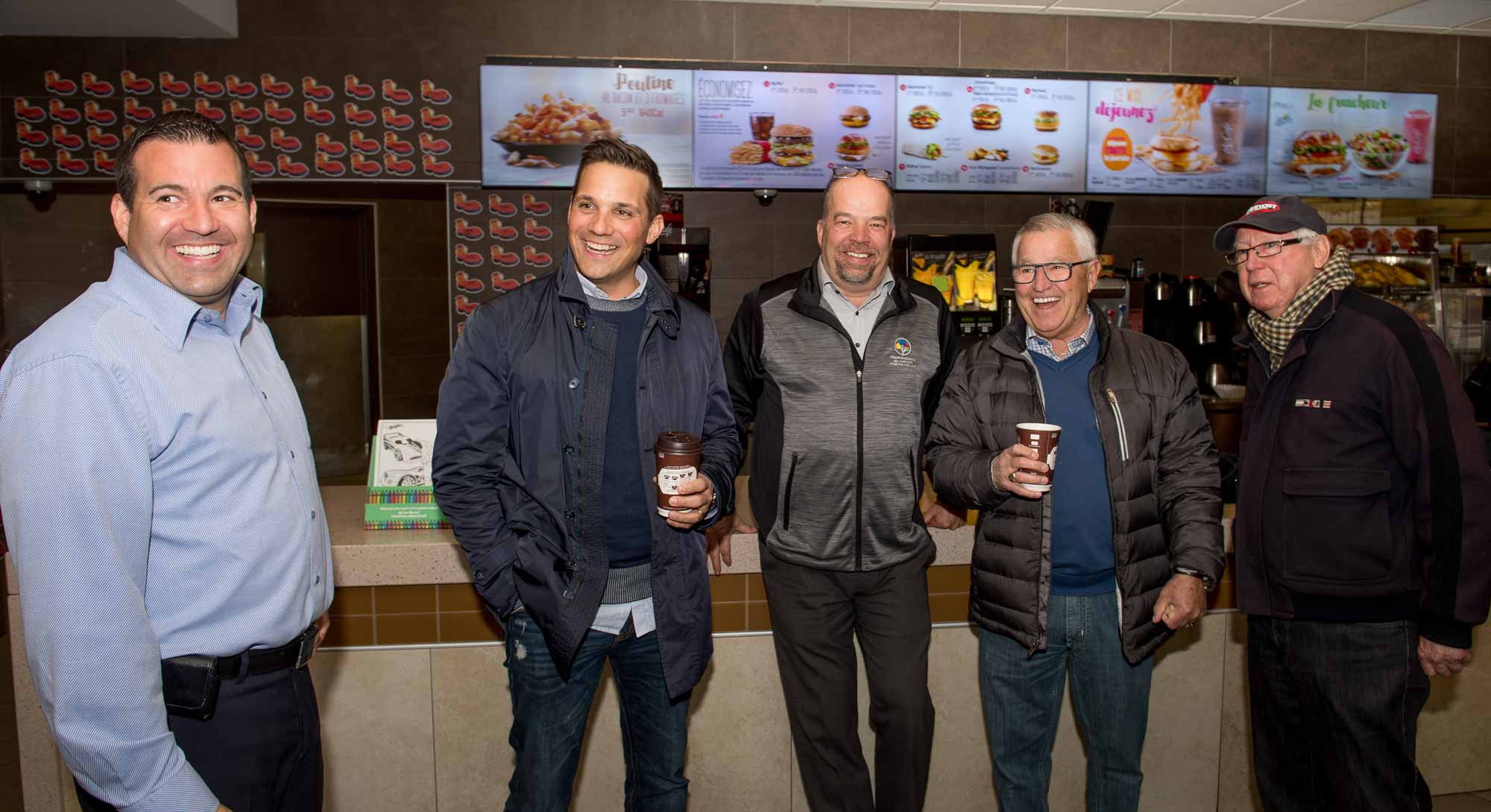 Éric Courville, superviseur des McDonald's du Nord, Louis Jean de TVA Sports, Martin Lavallée de l'Hôtel du Mont Gabriel et membre du conseil de la Fondation médicale, Michel Bergeron de TVA Sports et le maire de Prévost Germain Richer, au restaurant de la Porte du Nord.