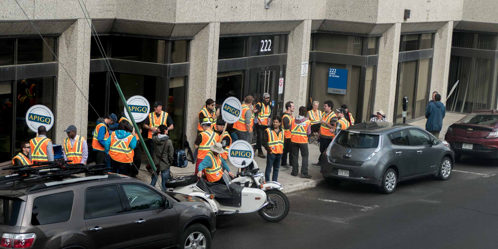 Les membres de l'Association professionnelle des ingénieurs du gouvernement du Québec(APIGQ) en grève à Saint-Jérôme, devant les bureaux du ministère des Transports, le 31 mai 2017.