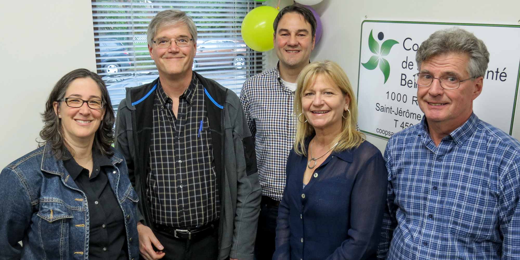 Cinq des médecins et professionnels qui oeuvrent à la coopérative: l’ostéopathe Mélanie Hamelin, le docteur Alain Seyer, le psychologue Éric Hurteau, l’infirmière en soins des pieds Diane Goyette et le docteur Yvon Desormeaux.