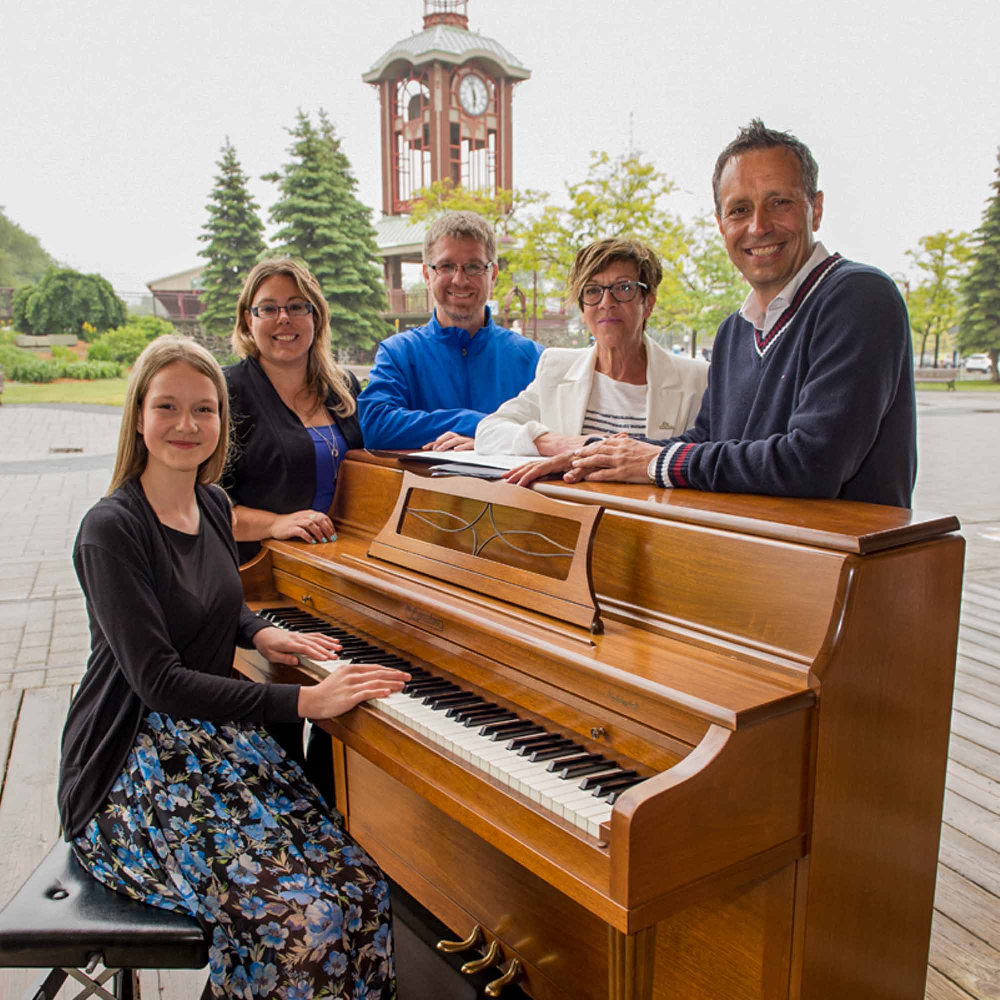 La pianiste Myriam Du Cap accompagnée de Maude Tessier, coordonnatrice aux événements, Patrick Kearney, chef de division, Claudine Richer, coordonnatrice pour les bibliothèques et le maire Stéphane Maher, le 16 juin à la Place de la Gare de Saint-Jérôme.