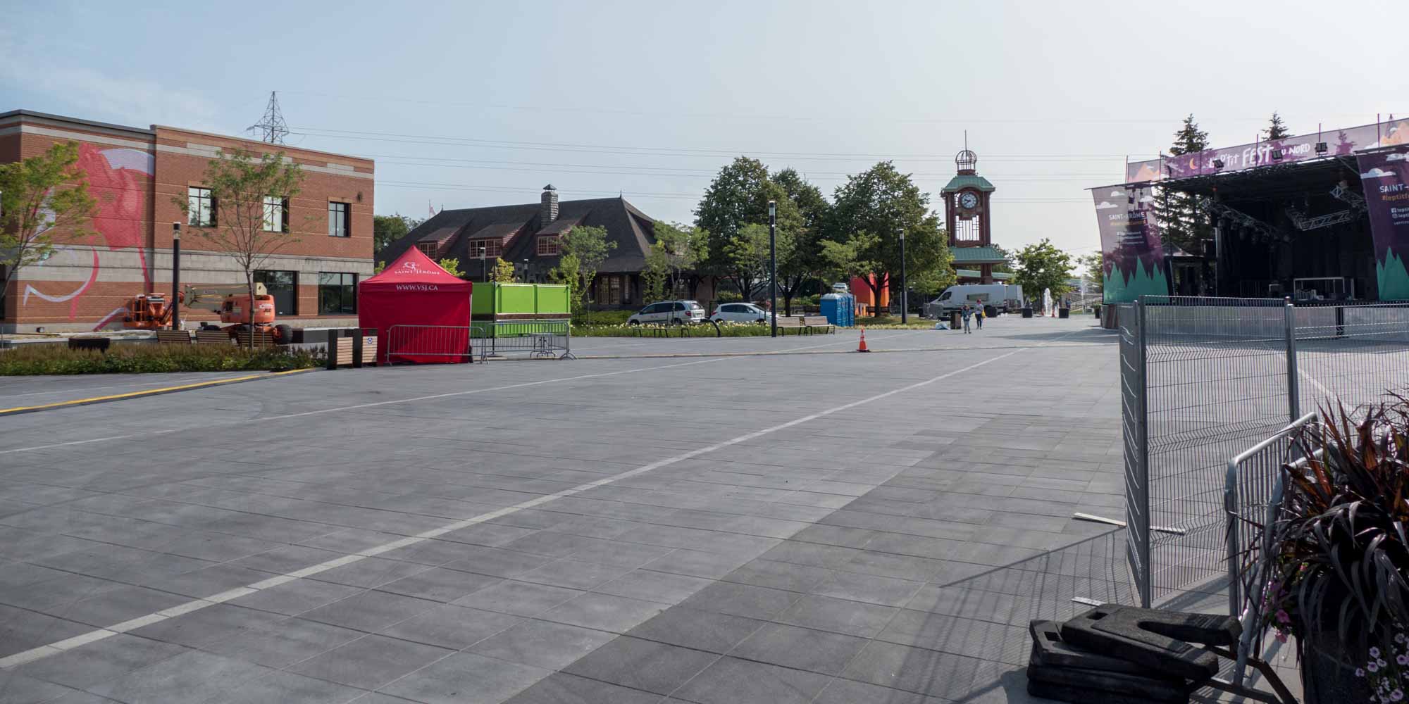 La Place des festivités est prête à accueillir le P'tit Fest du Nord, vendredi et samedi, les 25 et 26 août 2017 à Saint-Jérôme.