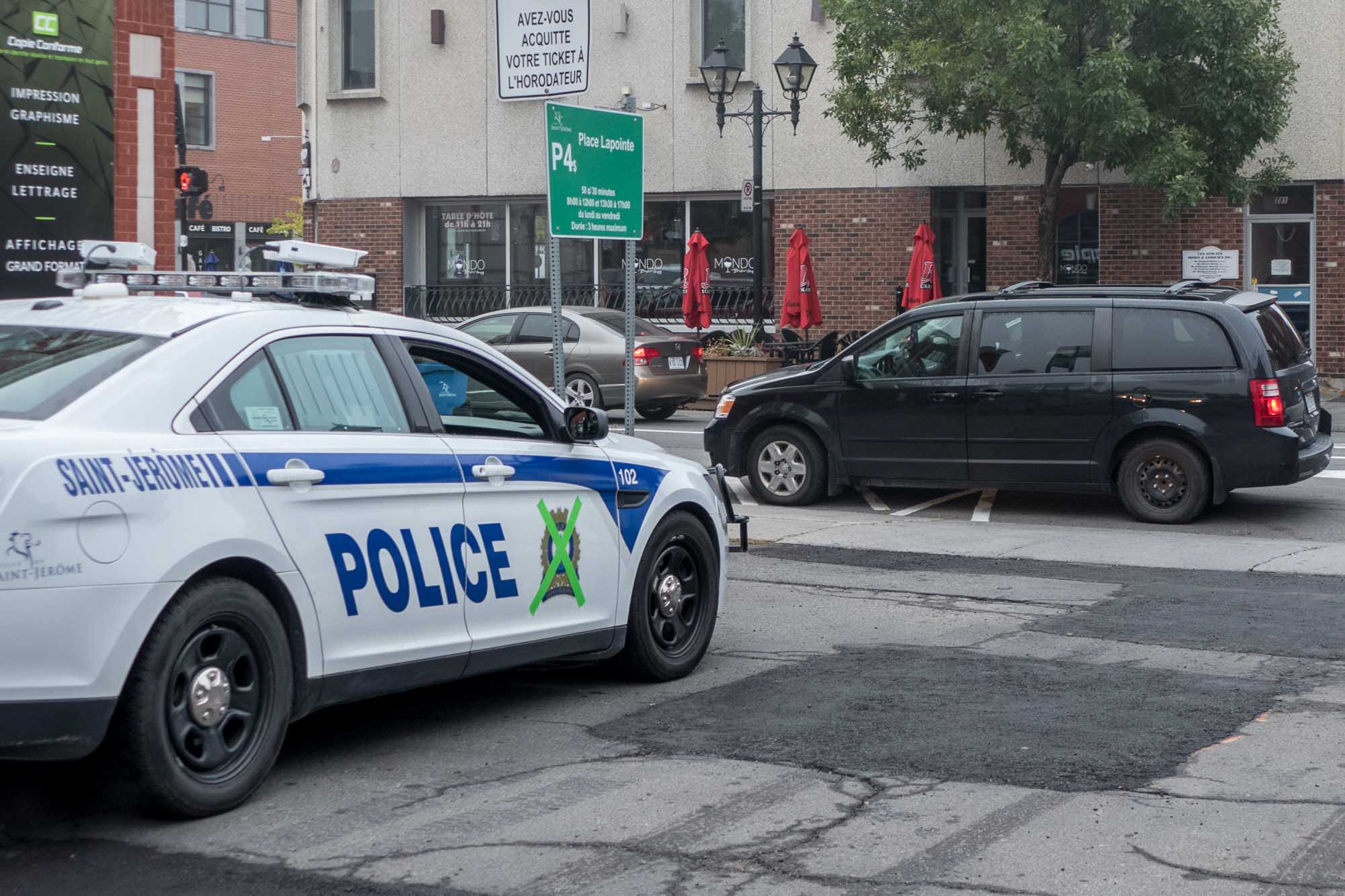 Une véhicule de patrouille marqué d'un X, à proximité de la rue Saint-Georges à Saint-Jérôme, le 5 octobre 2017.