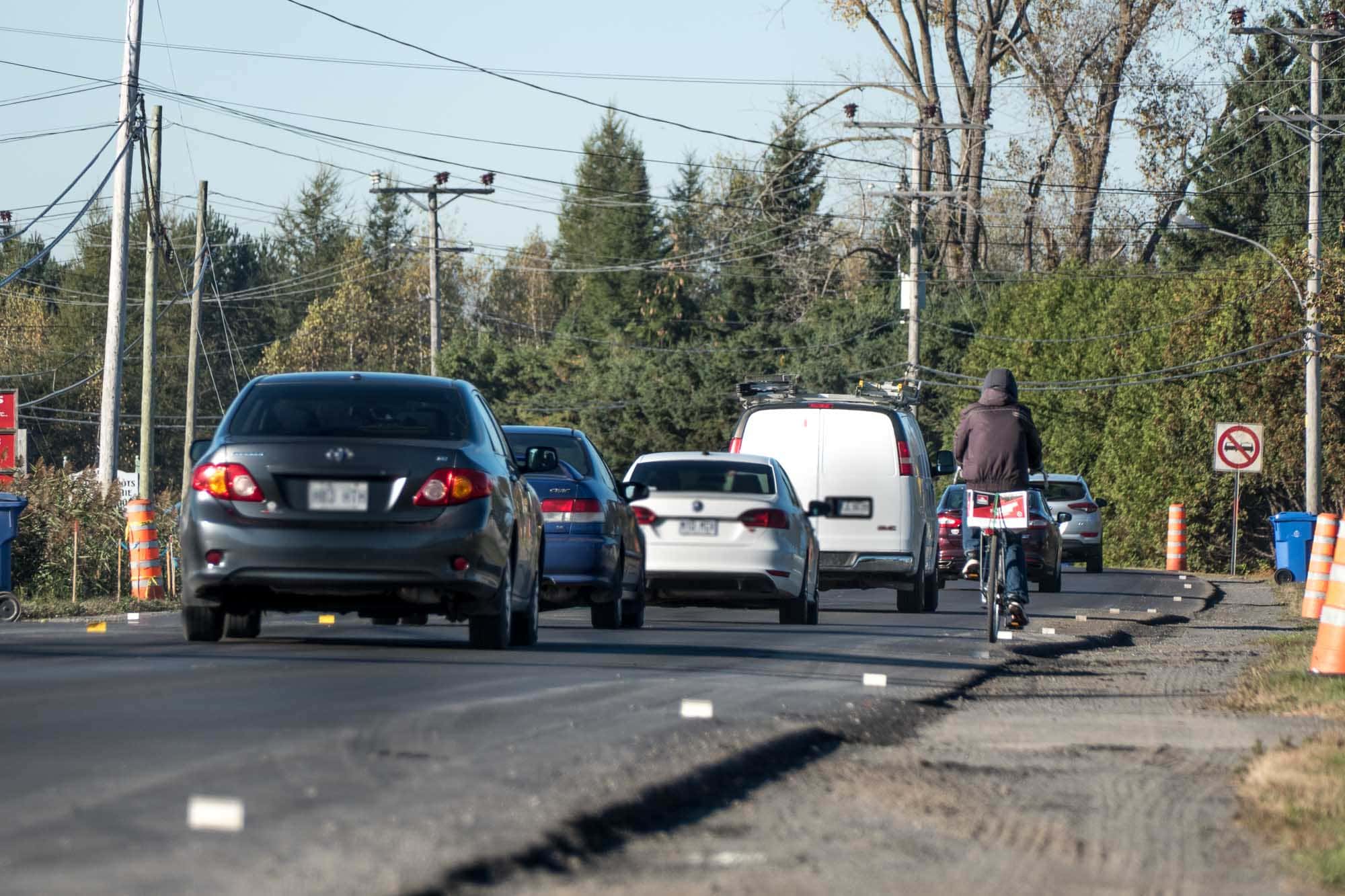 Faute de voies secondaires, les travaux sur la route 158 à Sainte-Sophie ont presque toujours des conséquences importantes sur la circulation des voitures, des camions... et des vélos.