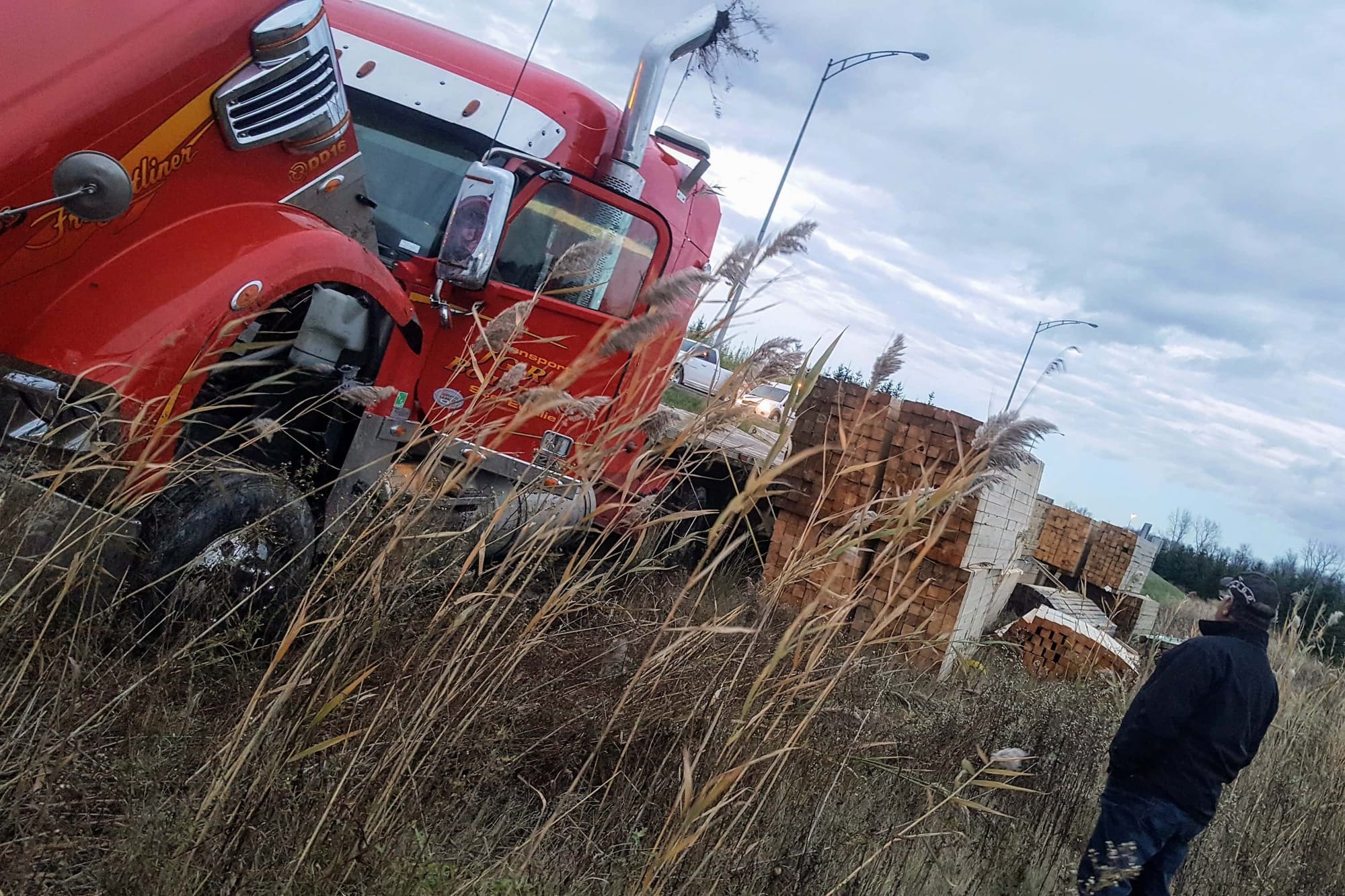 Tout ce bois ne retournera pas sur la remorque sans forcer...