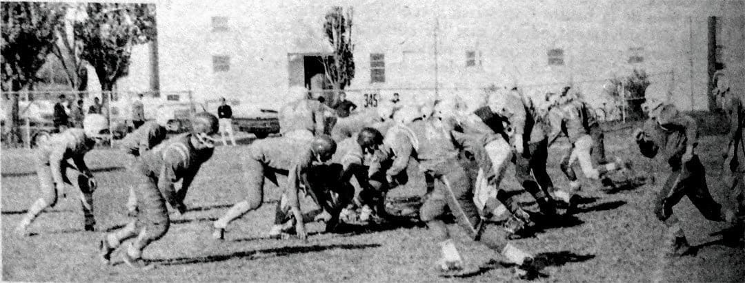 Une équipe de football à l'oeuvre au terrain Melançon dans les années 1960.