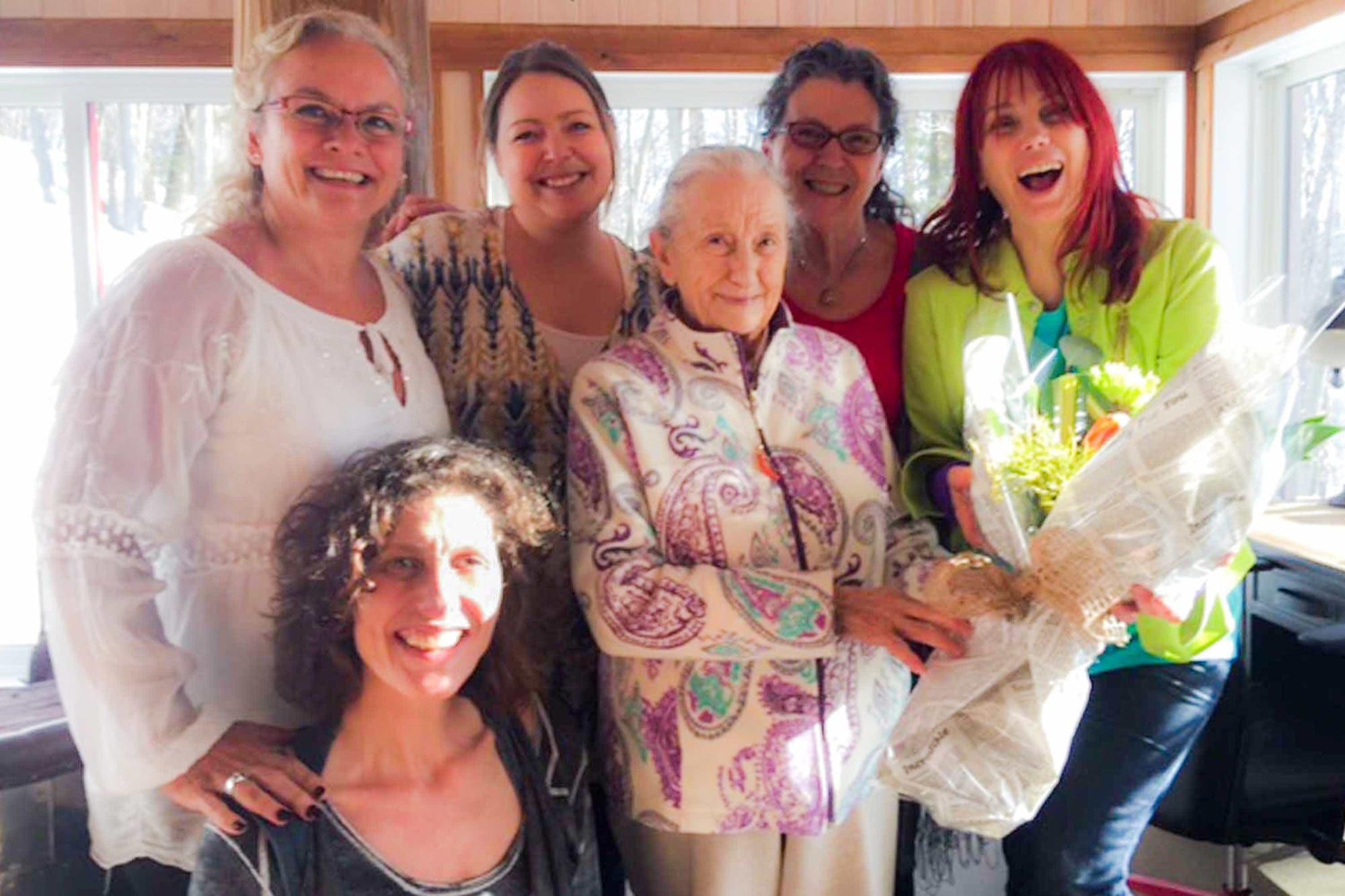 Marlène Chapey, fondatrice de l’organisme Massilia ma Maison à Prévost, avec sa grand-mère, dont elle s’occupe depuis 10 ans comme aidante naturelle, et Chloé Sainte-Marie, de la Fondation Maison Gilles-Carle, en plus de Gabriela Ferreras (présidente), Jessica Danis et Thérèse Denis.