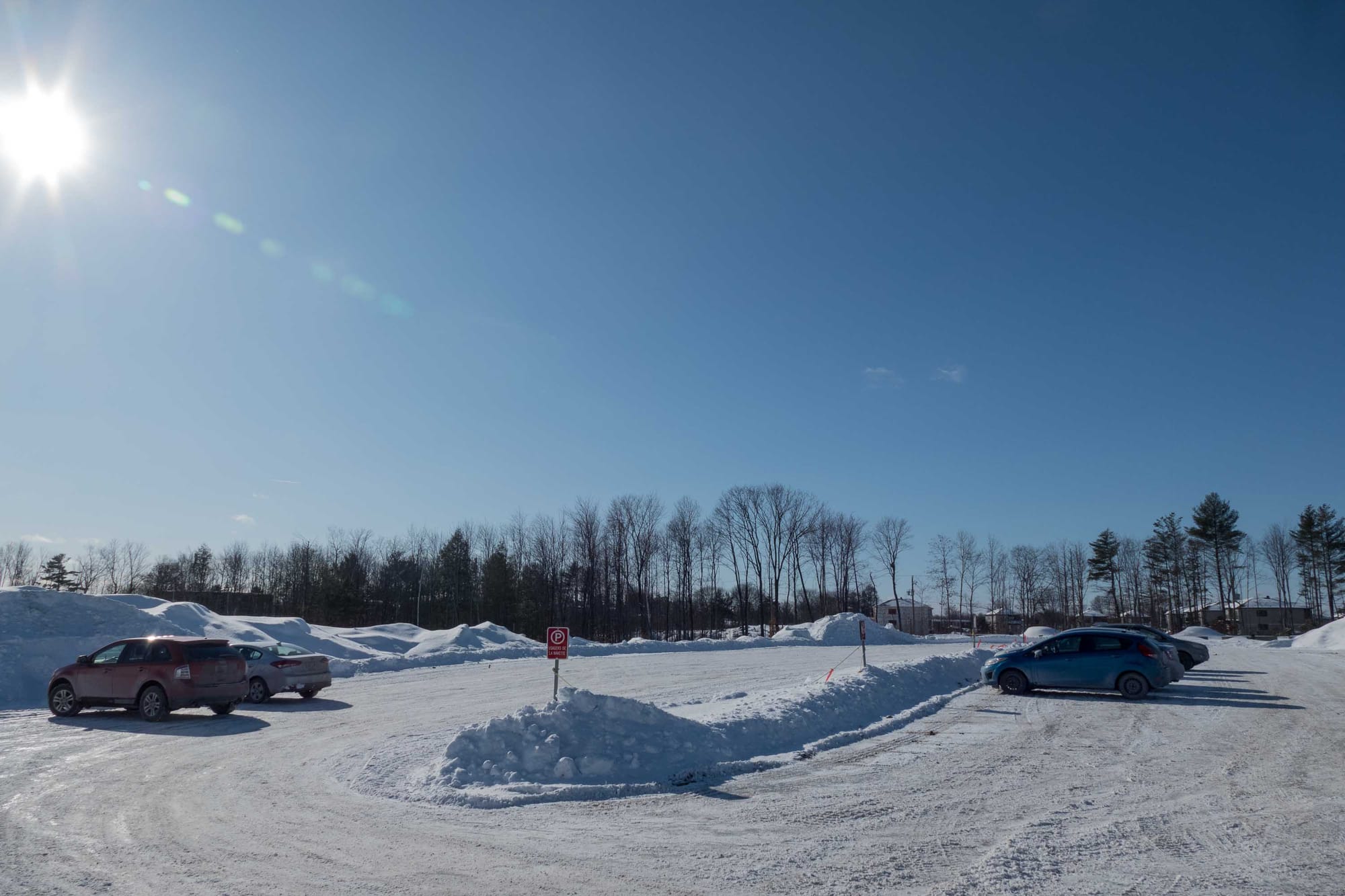 L'espace disponible entre les constructions est aménagé en stationnement gratuit pour les utilisateurs de La Navette, qui emmène travailleurs et étudiants au centre-ville de Saint-Jérôme.
