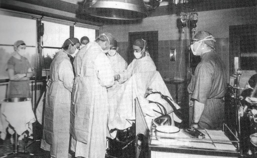 Dans une salle d’opération de l’Hôtel-Dieu de Saint-Jérôme en 1956, le chirurgien Jean-Paul Thibault, de dos au centre, est entouré des docteurs Calixto Requena et Carlos De Torregrossa, de l’anesthésiste Paul Marcoux, ainsi que des gardes Lanthier et Smith. (Photo tirée de l’album souvenir L’Hôtel Dieu de Saint-Jérôme et ses fantômes)