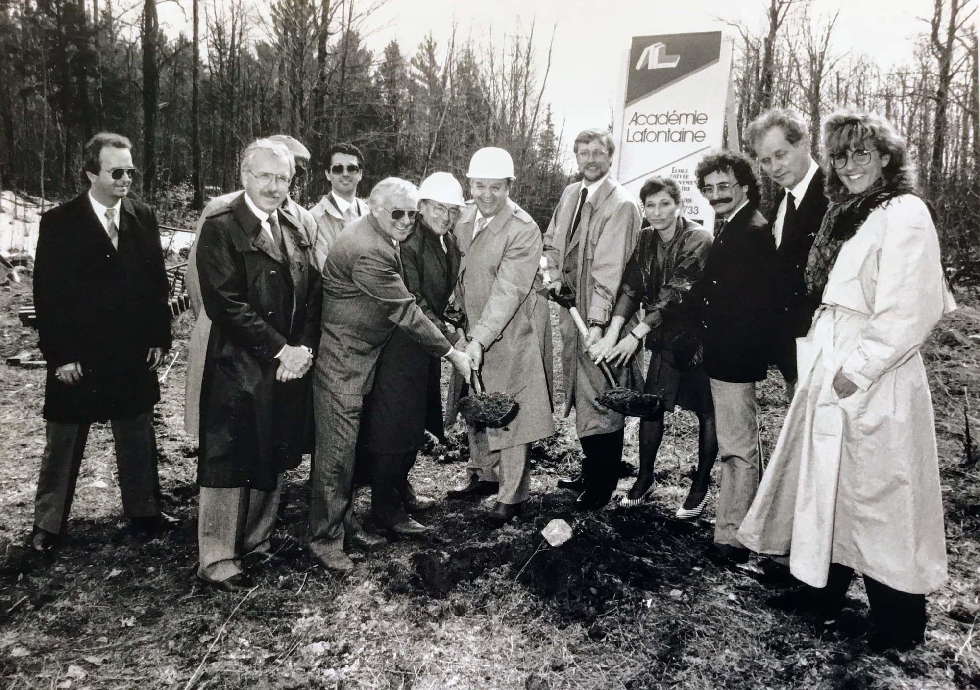 Le lancement officiel des travaux de construction de l’Académie Lafontaine en 1987. Son initiateur Yvon Robert, 2e à droite, est entouré de plusieurs dignitaires et partenaires, dont le député Paul André-Forget, au centre.
