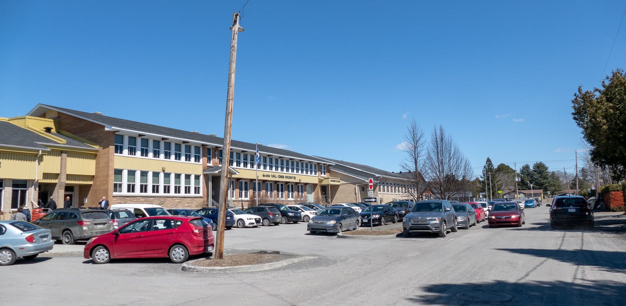Il y avait peu de place pour stationner à proximité de l'école Val-des-Monts, en ce samedi après-midi.
