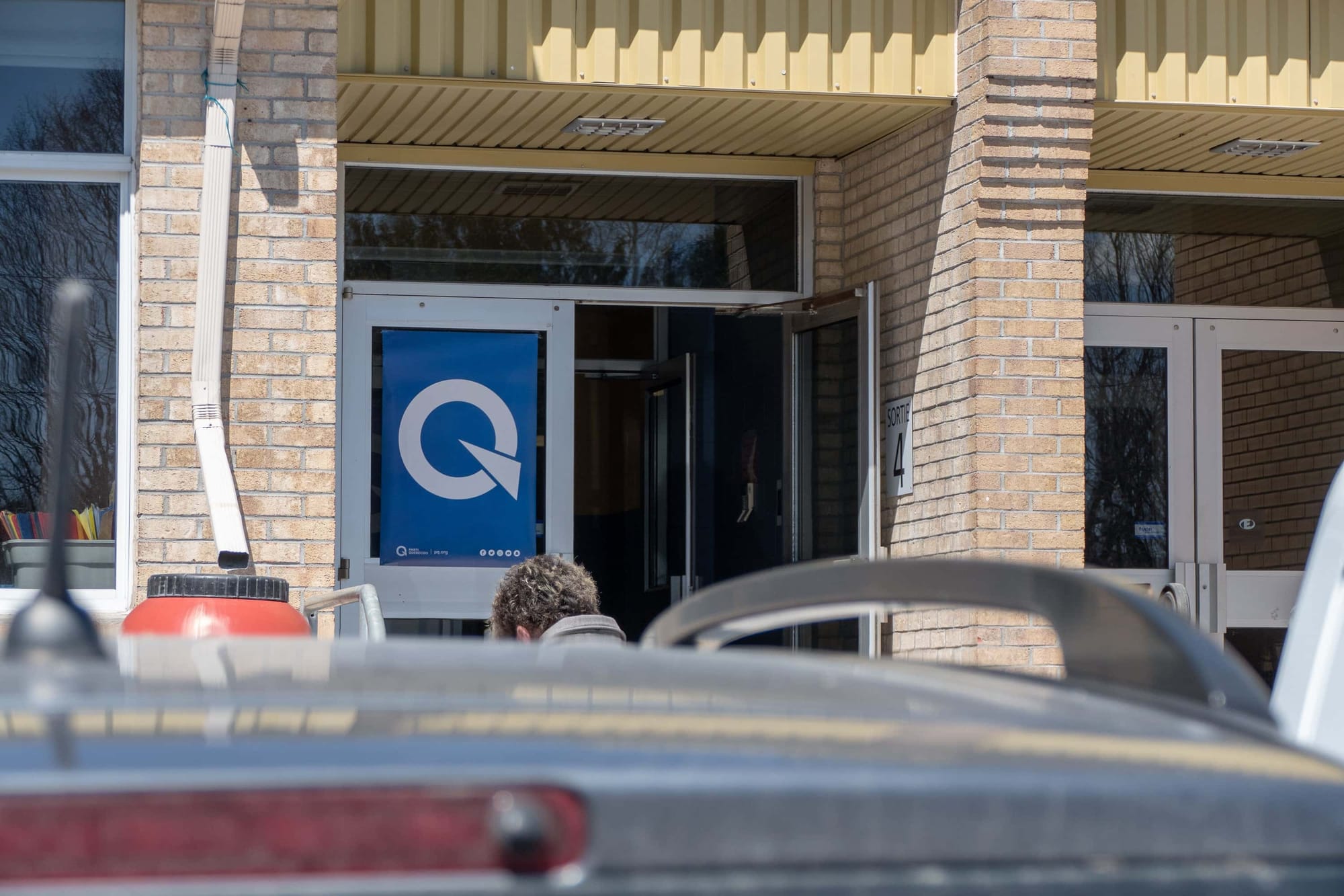 Le Q distinctif indiquait aux membres du parti l'option à choisir pour se rendre à l'intérieur.