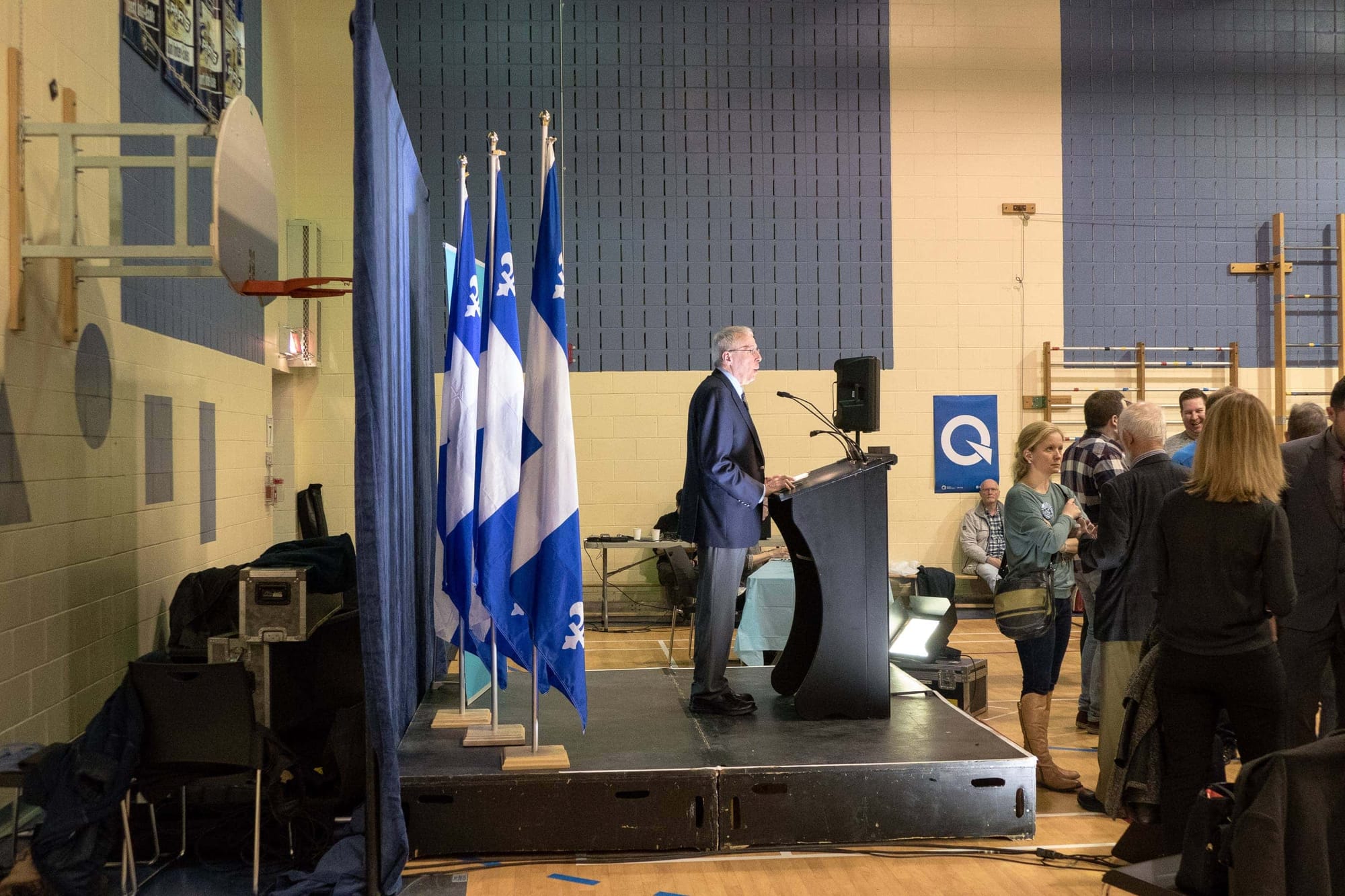Le président d'élection a invité les membres présents à aller voter pour leur candidat.