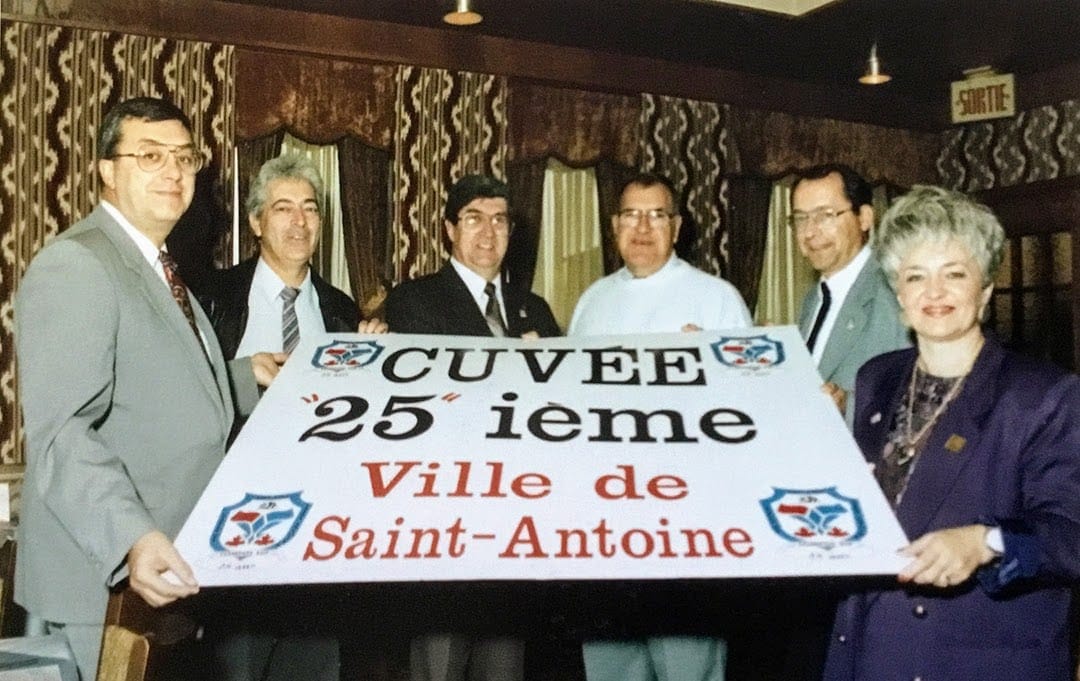 Avec le maire Normand Plouffe lors d'un événement pour le 25e anniversaire de la Ville de Saint-Antoine, dans la petite salle su restaurant Alcazar, situé aux Galeries des Laurentides. photo SHRN