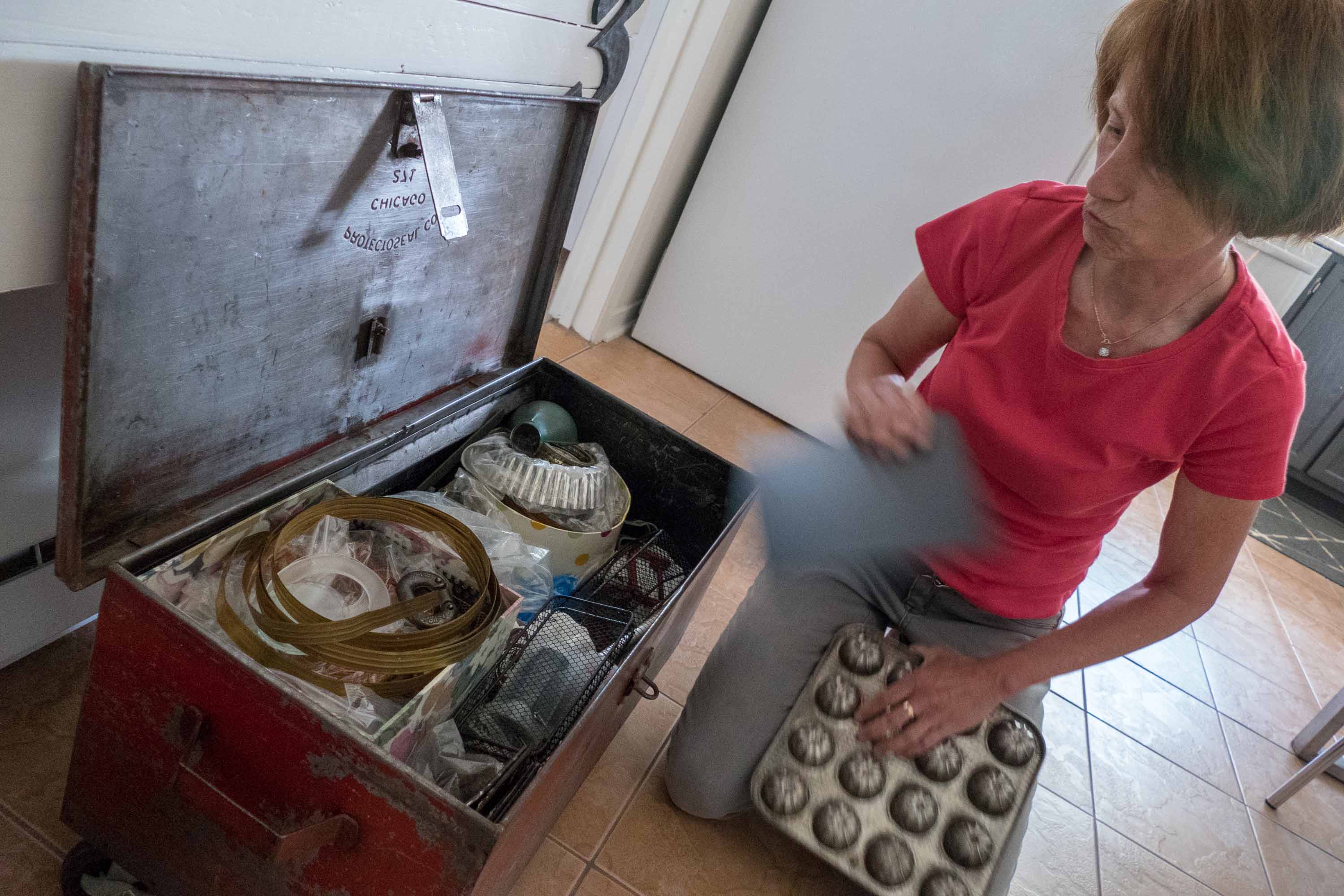 Un banc, qui est un coffre, qui contient les nombreux trésors que Martine Germain conservait pour fabriquer ou réparer une nouvelle trouvaille.