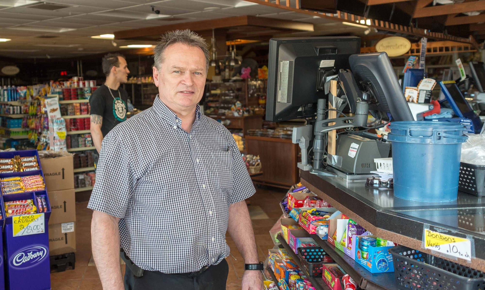 Jocelyn Dumoulin, propriétaire du dépanneur Au Toit Rouge, s'inquiétait de ses congélateurs. «On a une génératrice, mais on a bien hâte que le courant revienne, surtout que le magasin est sans éclairage. On fait comme tout le monde, on attend.»