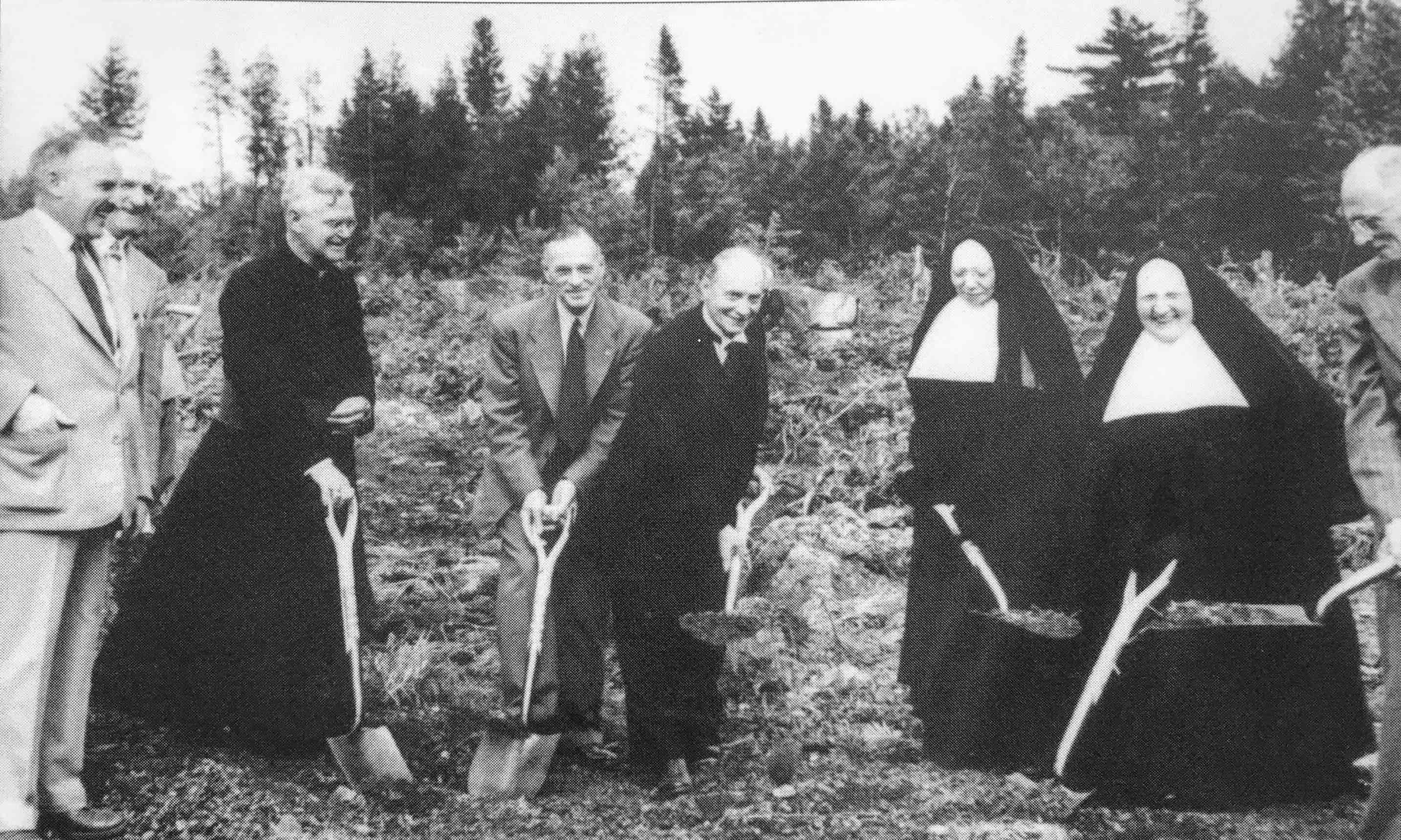 Pelletée de terre qui officialisait le début des travaux pour la construction d'un hôpital à Saint-Jérôme.