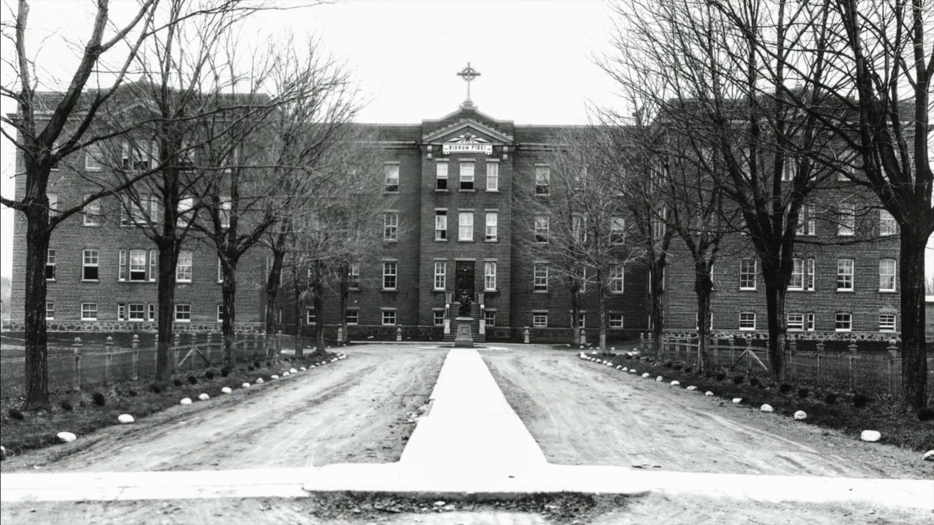 Le Collège des Frères des écoles chrétiennes, qui était là où se trouve le palais de justice de Saint-Jérôme aujourd'hui, avec sa façade sur la rue Laviolette.