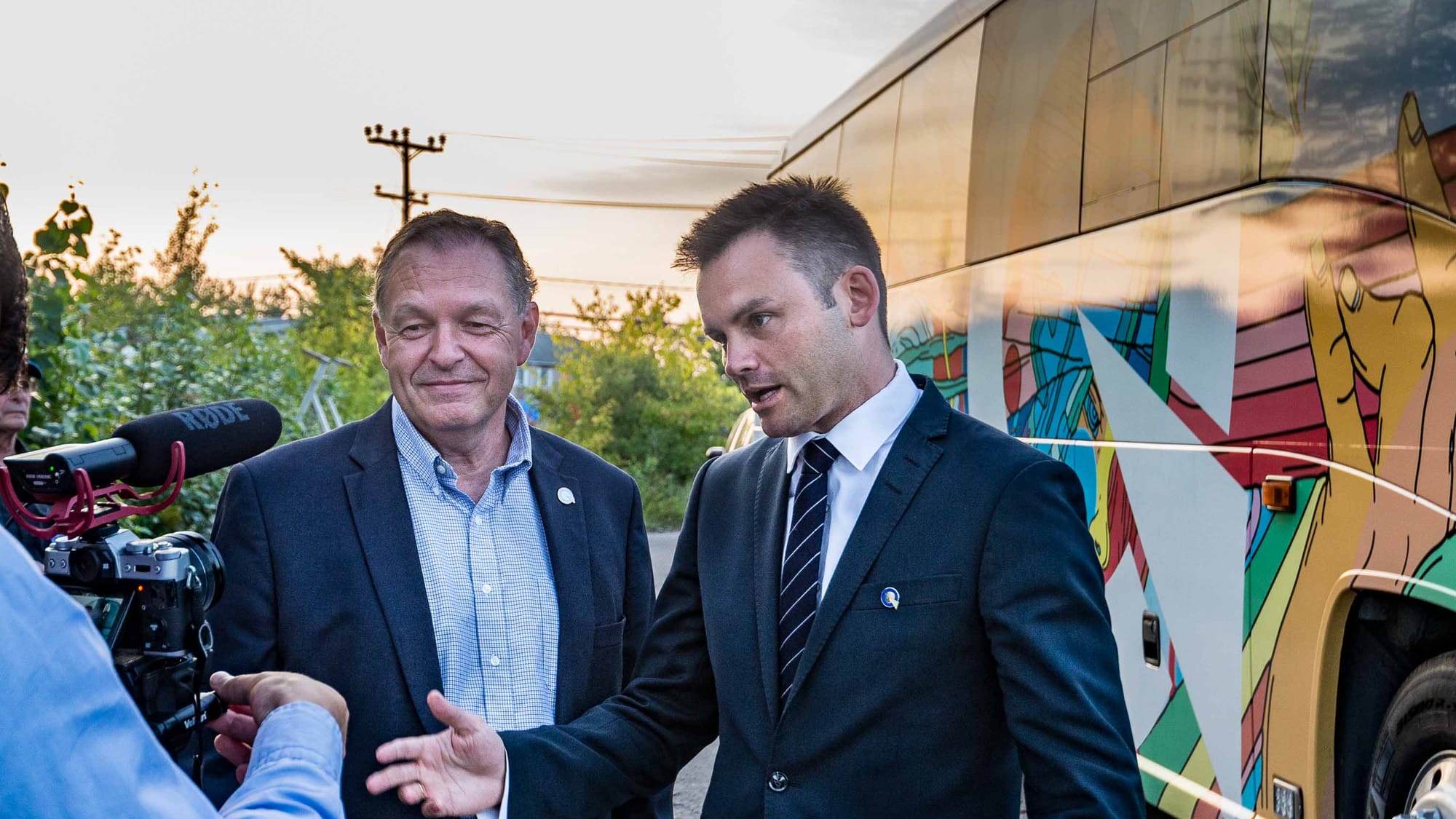 Marc Bourcier et Paul St-Pierre Plamondon devant l'autobus de tournée du Parti québécois.