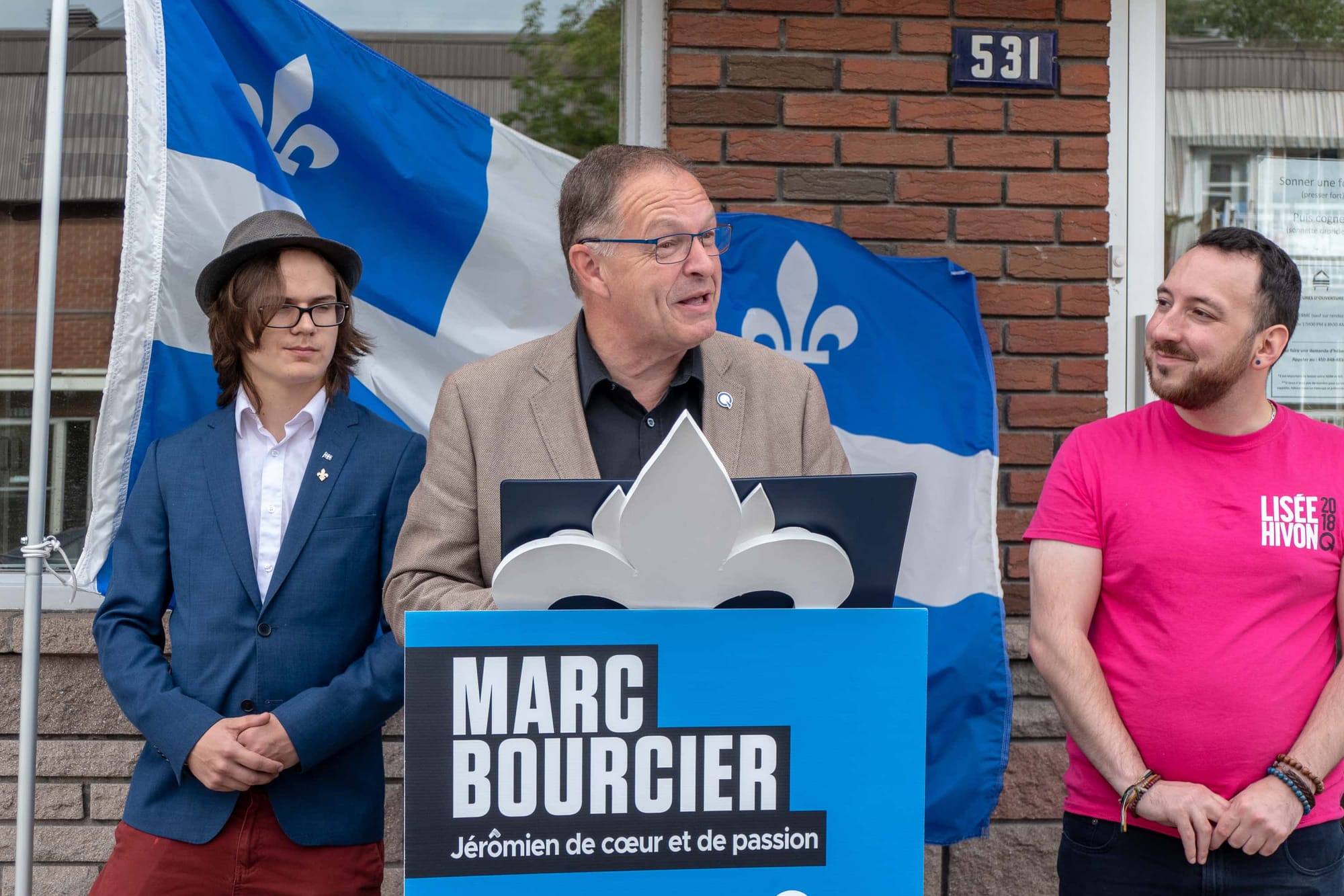Marc Bourcier, candidat du Parti québécois et député sortant de Saint-Jérôme, devant Hébergement Fleur de Macadam, sur la rue Labelle à Saint-Jérôme, le 12 septembre 2018.