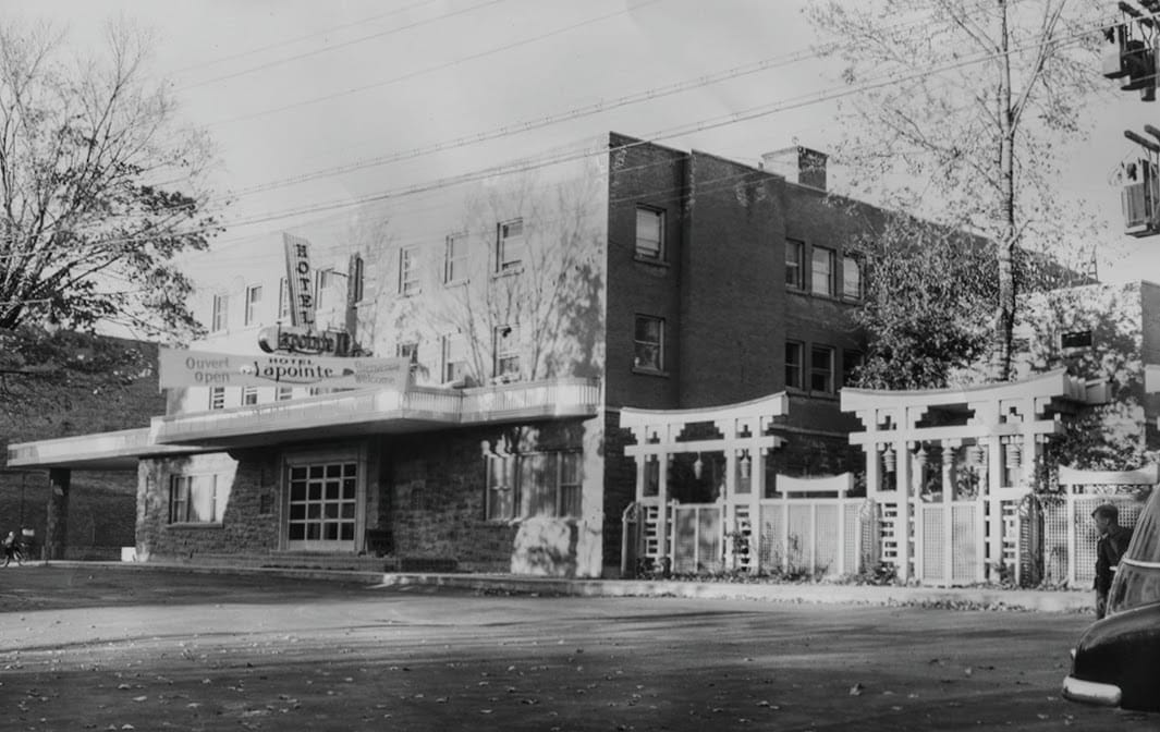 L'hôtel Lapointe vu de la rue Saint-Georges. Si vous reconnaissez le petit garçon, écrivez-nous à topo@topolocal.ca.