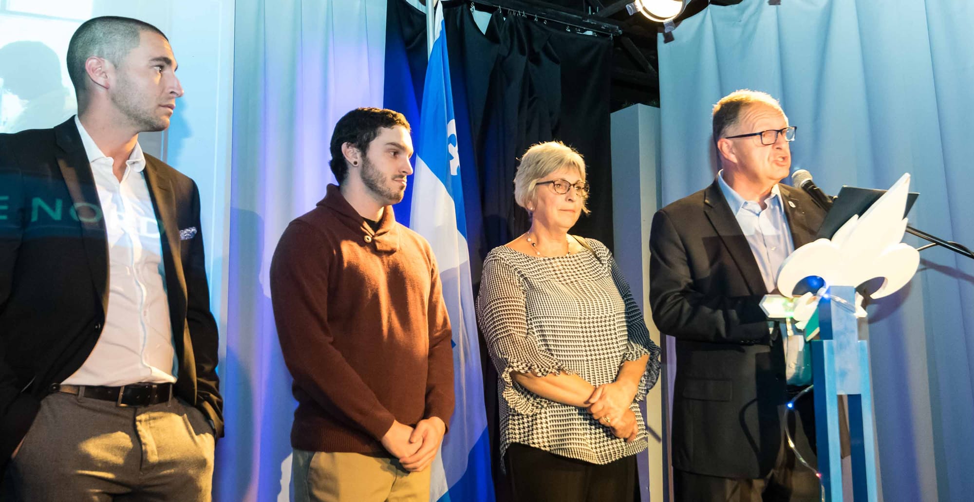 Aux côtés de ses fils et de sa conjointe, Marc Bourcier a concédé la victoire au caquiste Youri Chassin avec sérénité et en partageant avec émotion sa fierté d'avoir représenté Saint-Jérôme. Il a tendu la main au nouveau député Youri Chassin, l'invitant à le rencontrer, s'il le désire, pour assurer une meilleure transition des dossiers du comté.