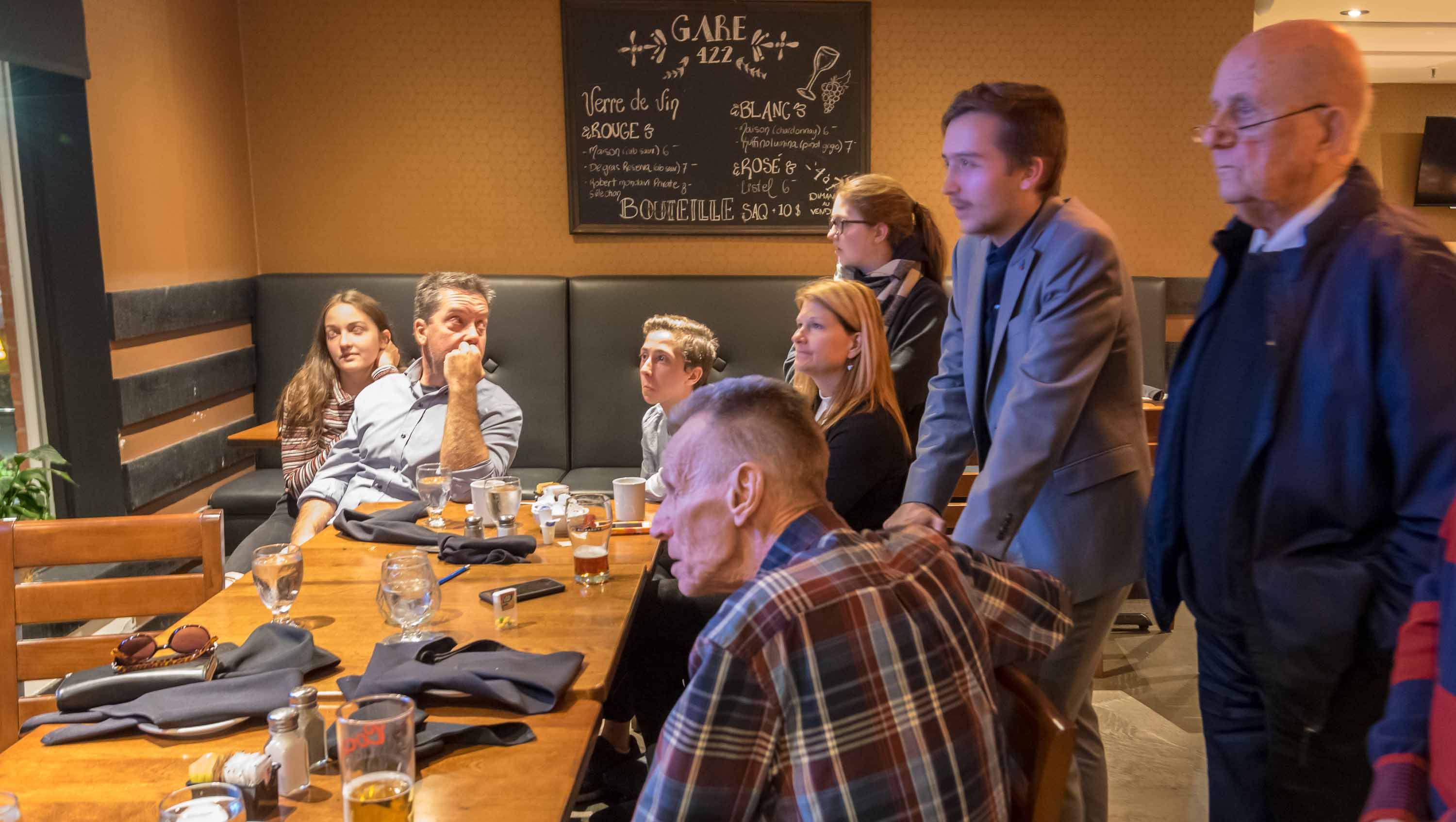 Une poignée de militants libéraux ont entretenu de bien brefs espoirs avant de constater, tout comme le candidat Antoine Poulin, l'élection d'un gouvernement caquiste majoritaire.