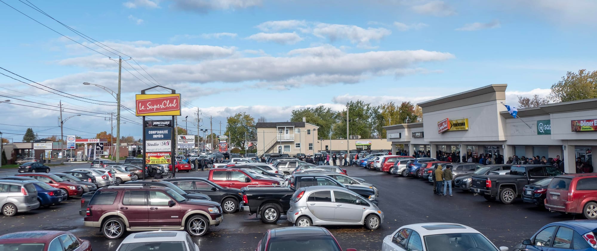 Les personnes qui formaient la longue file n'étaient pas là pour louer des films au club vidéo.