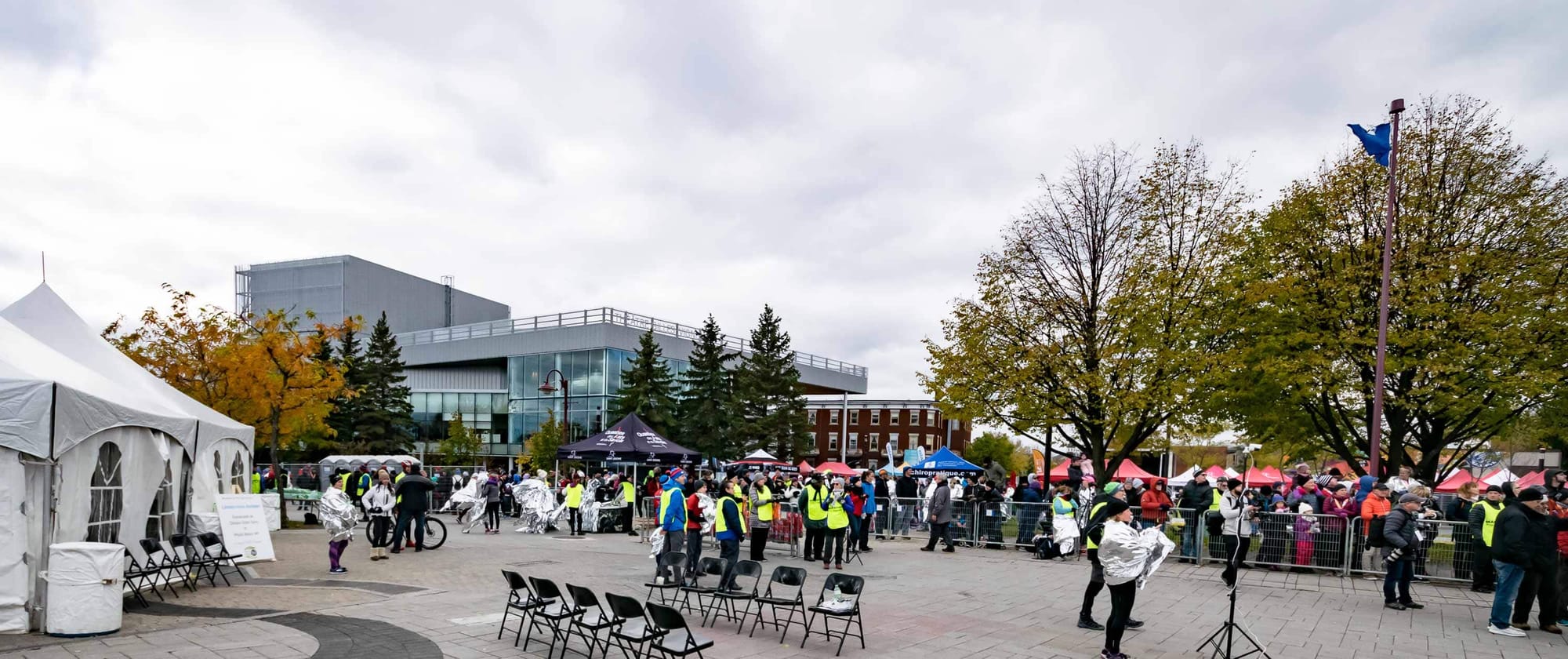 Le Théâtre Gilles-Vigneault et sa signature architecturale unique donnent une fière allure au décor qui accueille les marathoniens et leurs supporteurs.