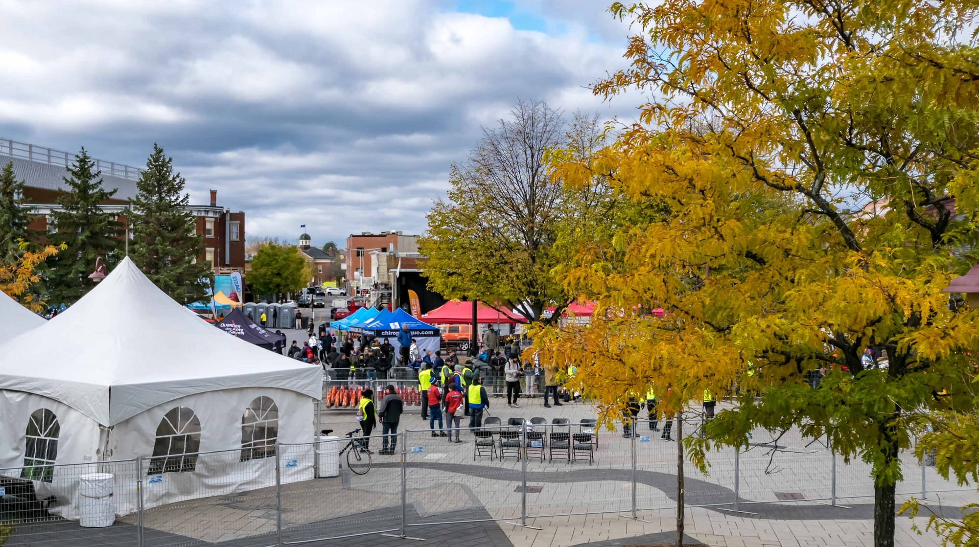 Les marathoniens terminaient leur parcours à la Place de la Gare à Saint-Jérôme.