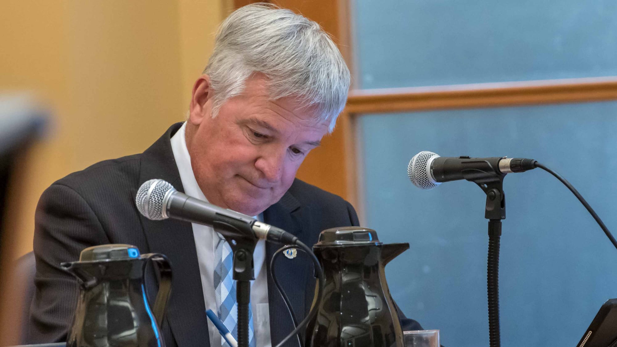 Le conseiller municipal Gilles Robert lors de l'assemblée du 20 novembre 2018.