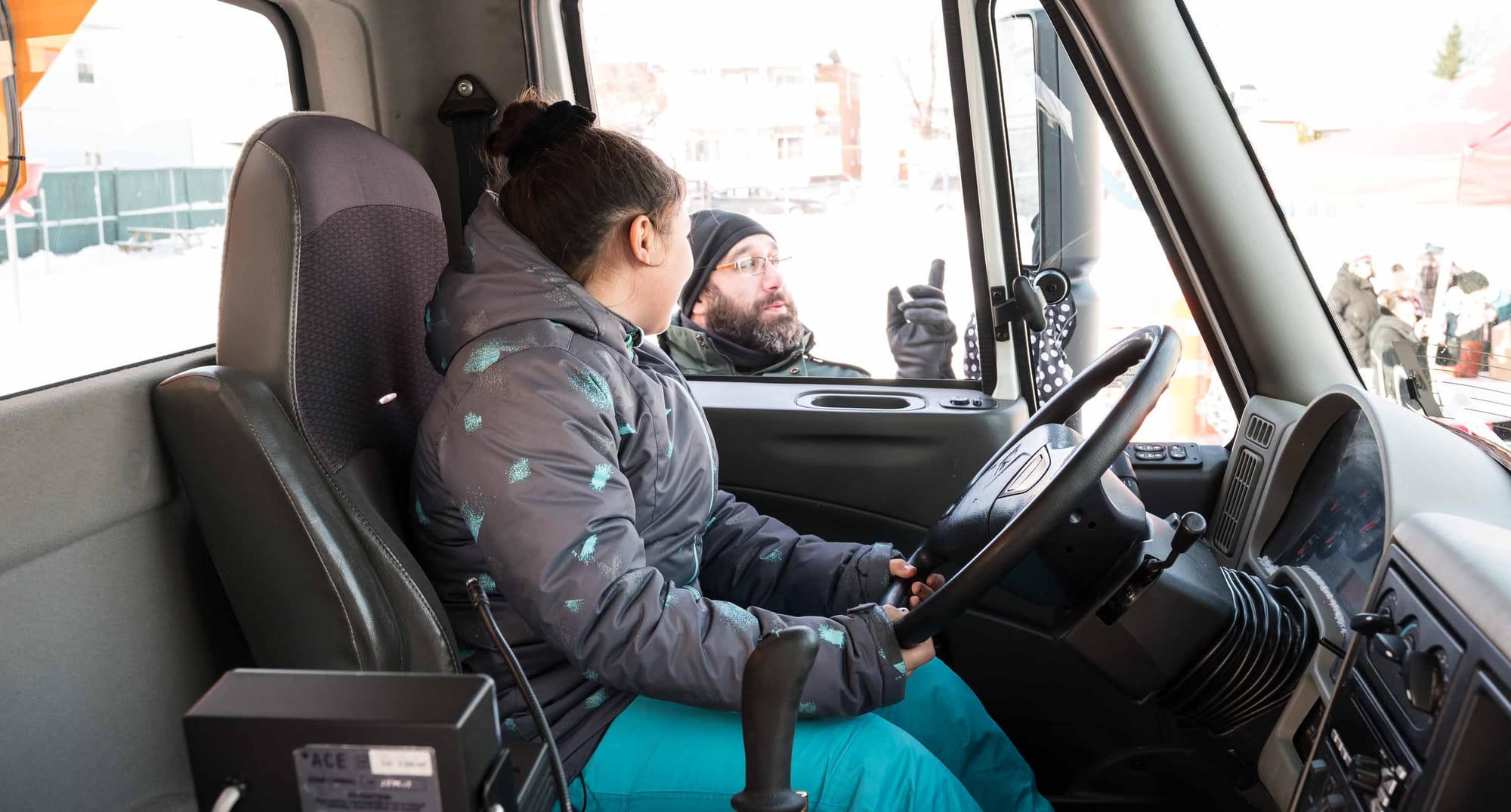 Comme ce fut le cas pour tous ses camarades, cette élève de l'école Sainte-Paule a pu constater elle-même les obstacles visuels avec lesquels doivent composer les chauffeurs. Alors qu'un des responsables de la SAAQ lui explique le fonctionnement des rétroviseurs, son collègue « disparaît » de son champ visuel ...à son grand étonnement.