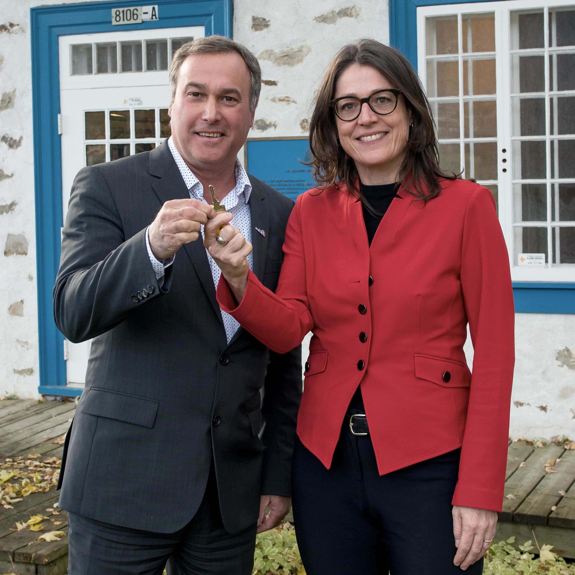 La directrice générale du Cégep de Saint-Jérôme, Nadine LeGal, remet symboliquement la clé du Manoir au maire de Mirabel Jean Bouchard.