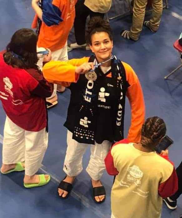 Maya Sahraoui et sa médaille.
