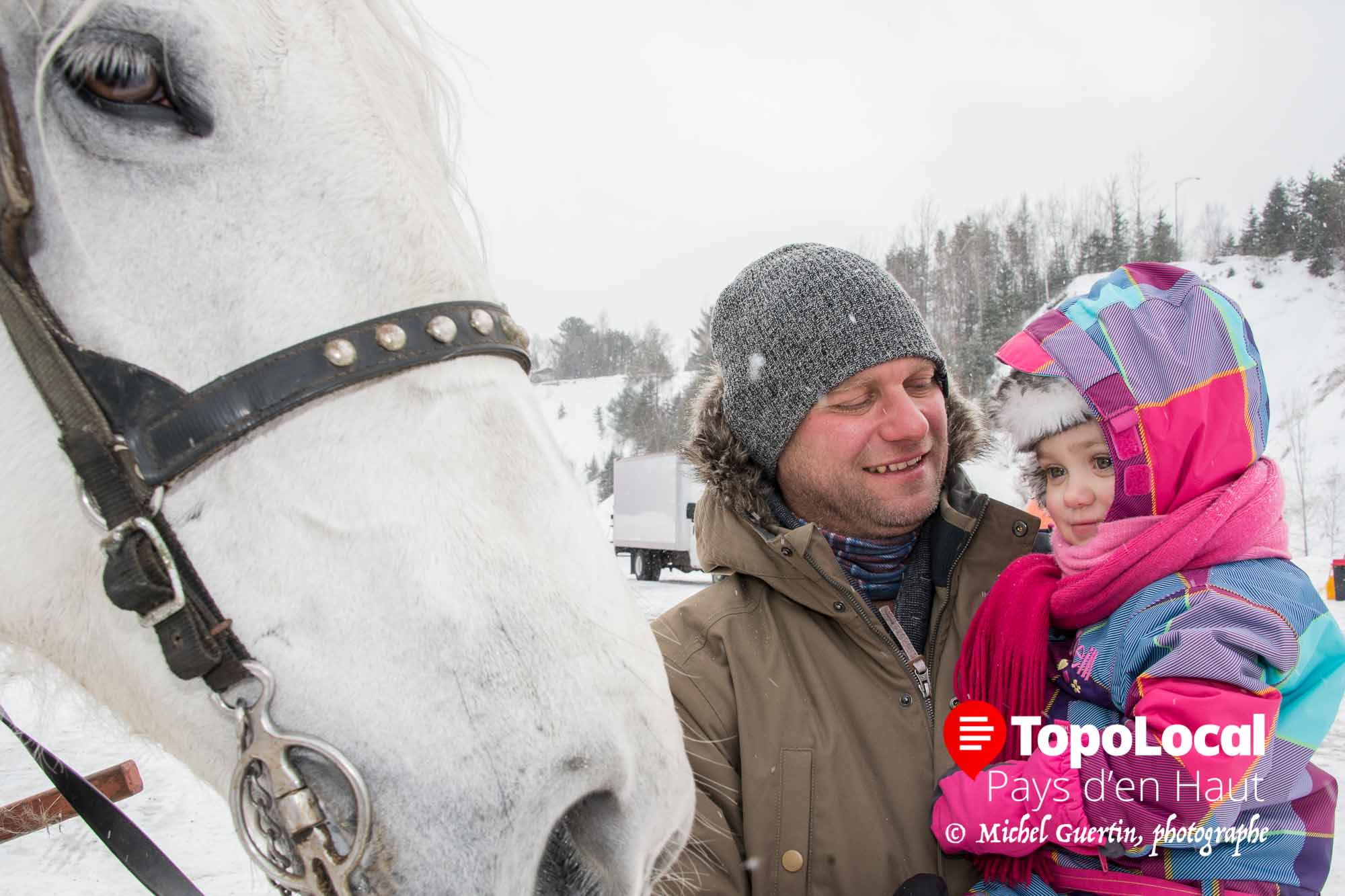 La jeune Justine accompagnée de son papa Stéphane Brosseau en a profité pour voir de près le cheval qui faisait des tours de sleigh aux gens. Justine et son papa sont des villégiateurs originaires de Candiac sur la rive-sud.